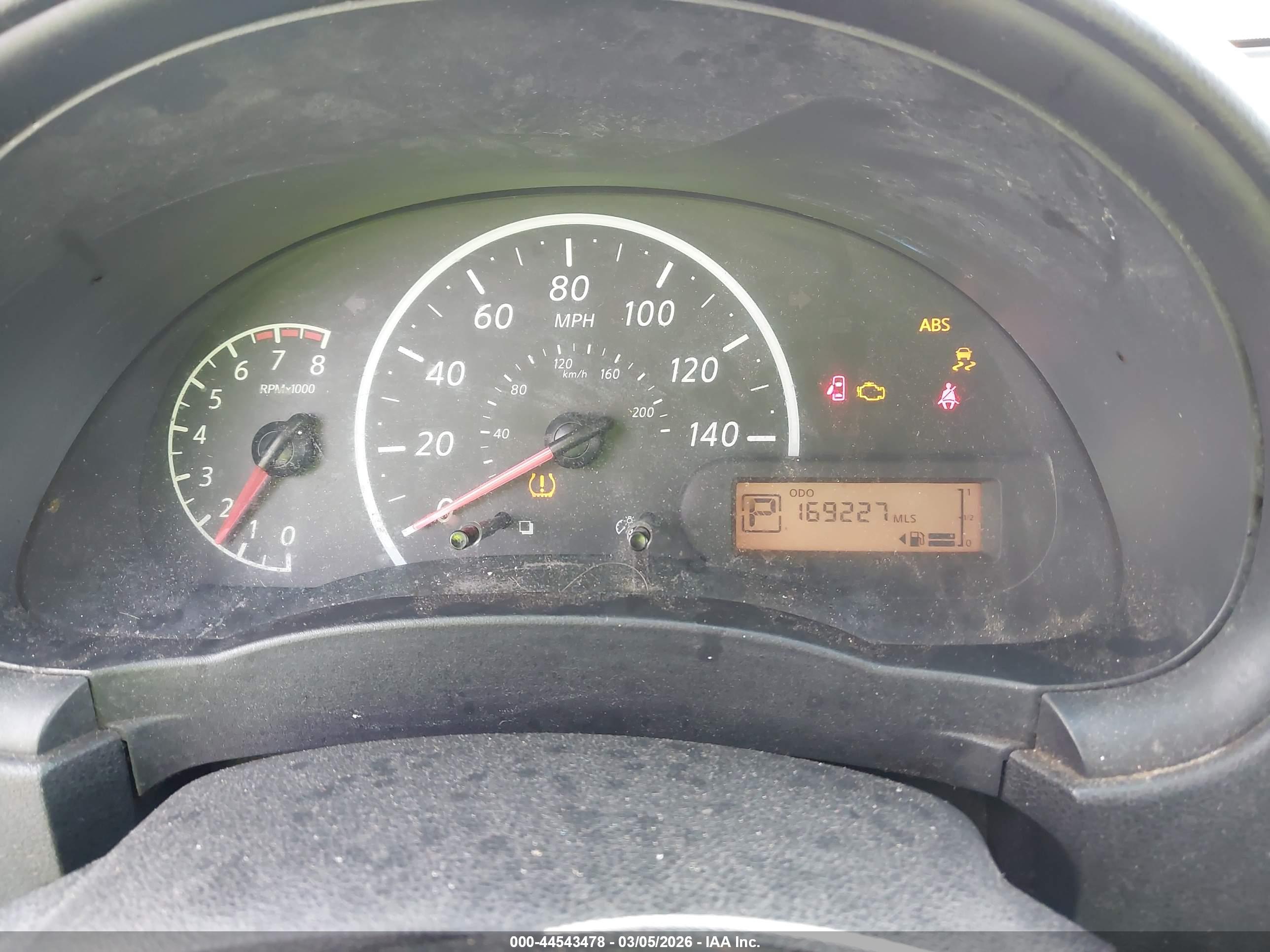 NISSAN VERSA image 7