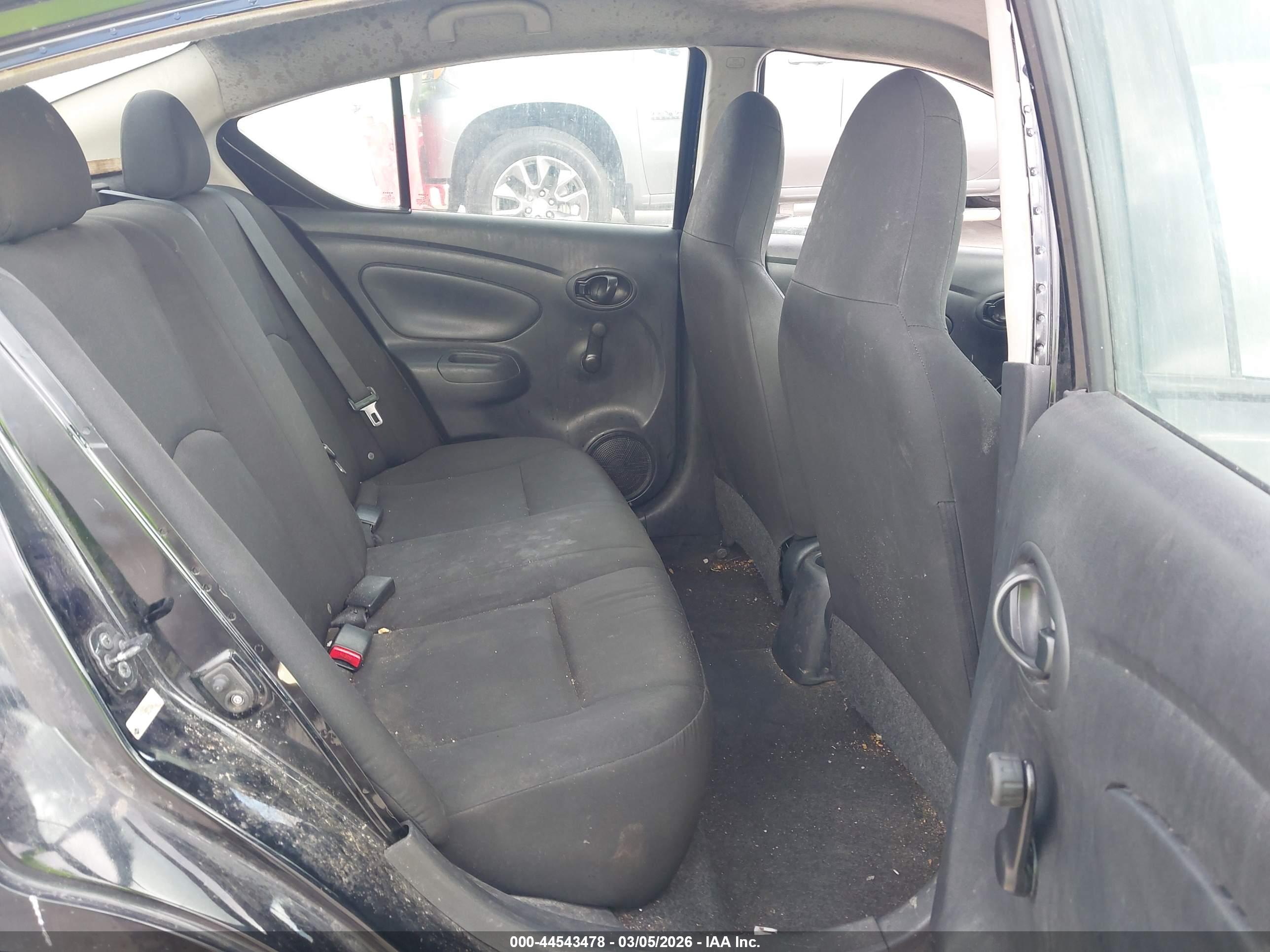 NISSAN VERSA image 8
