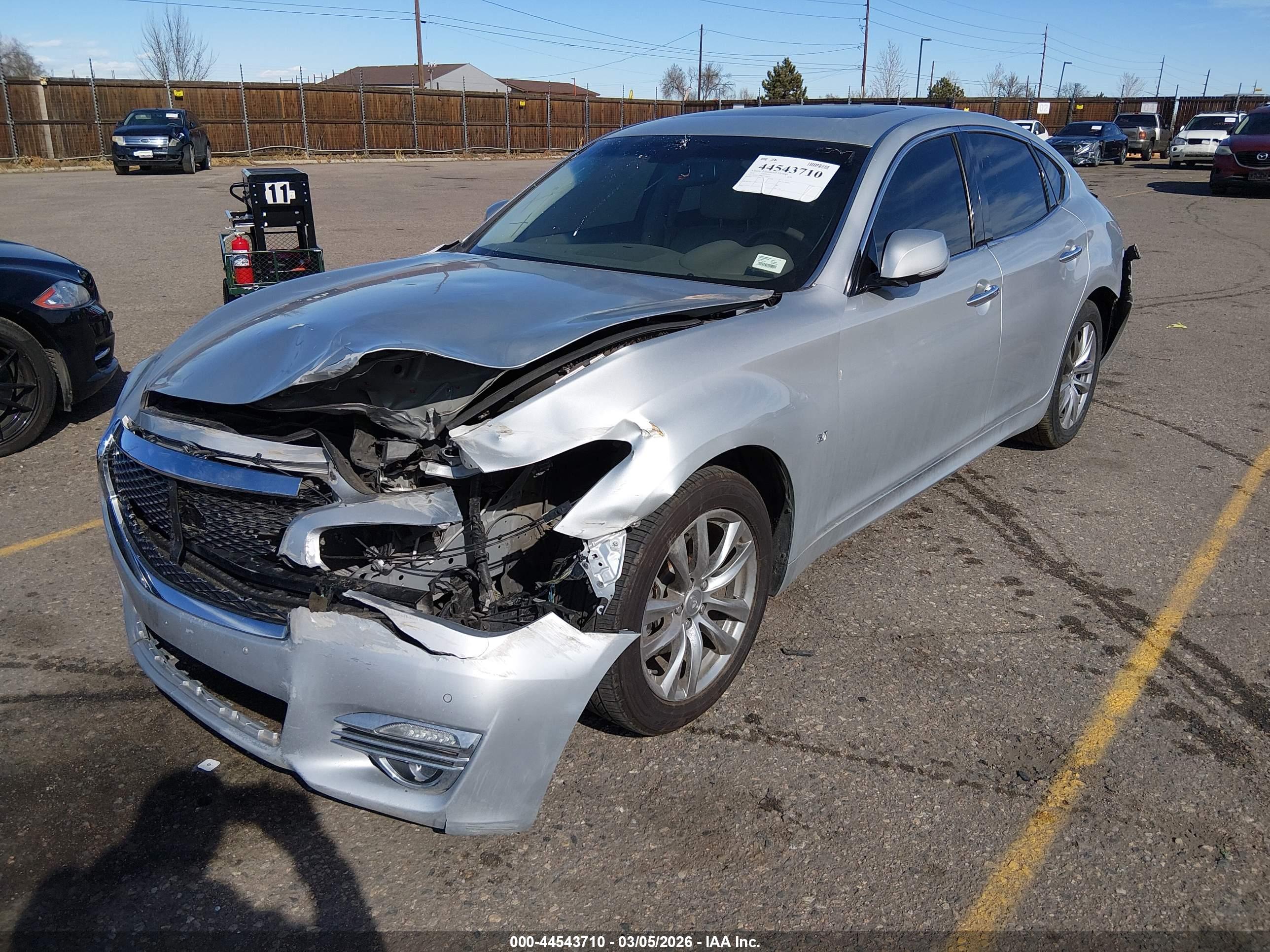 INFINITI Q70 image 2