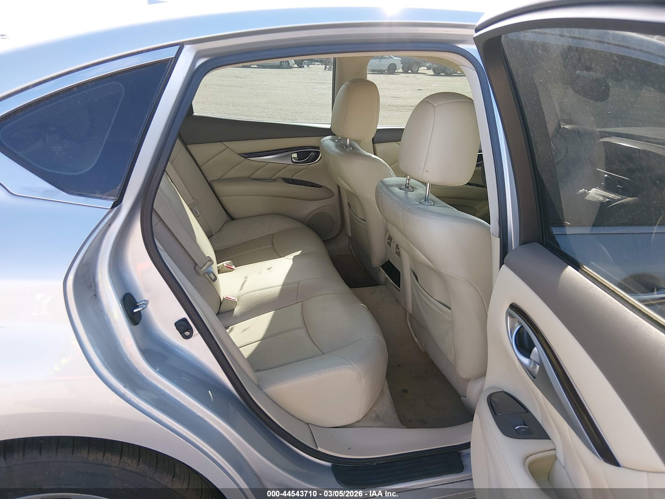 INFINITI Q70 image 8