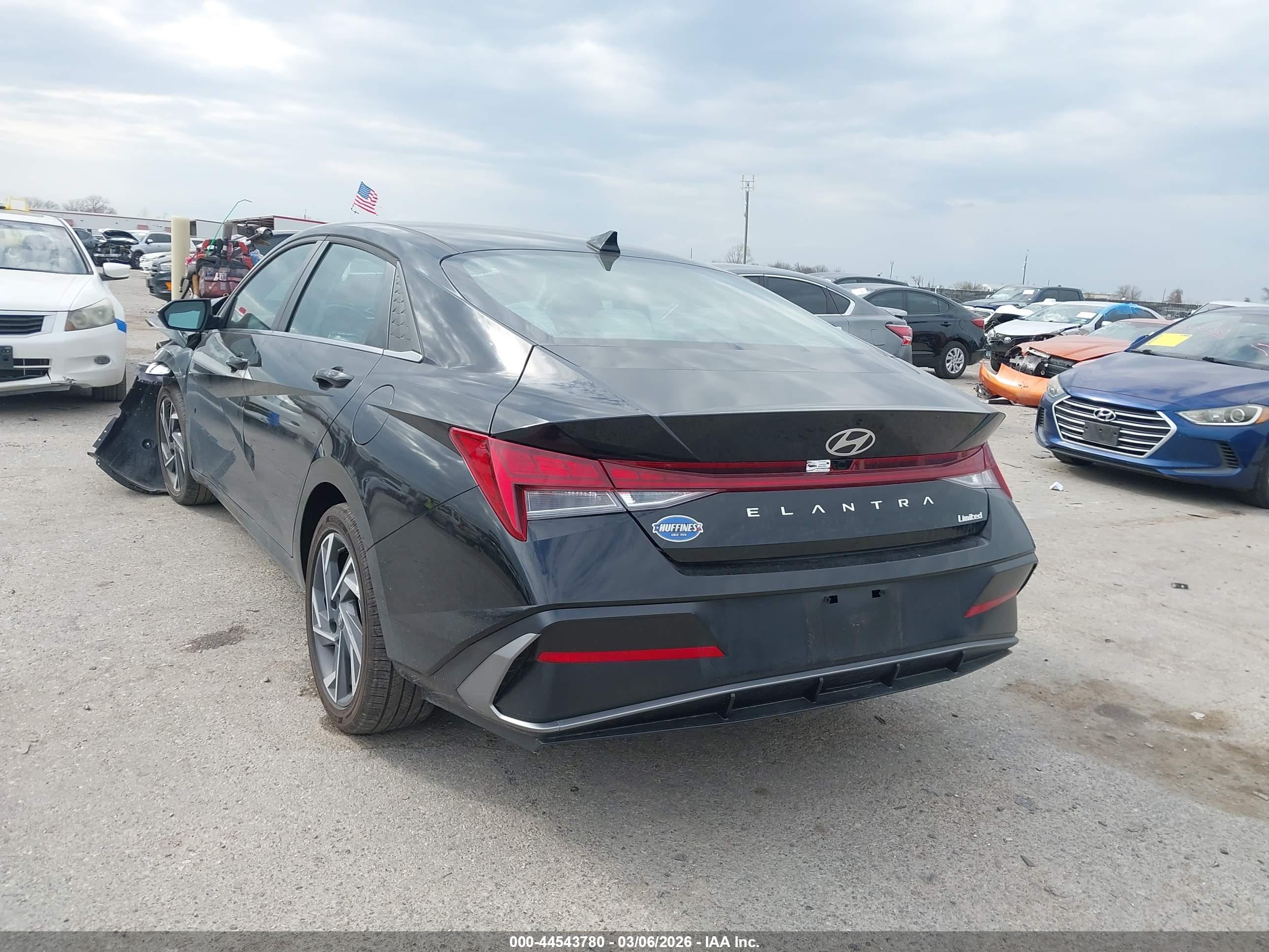 HYUNDAI ELANTRA image 3
