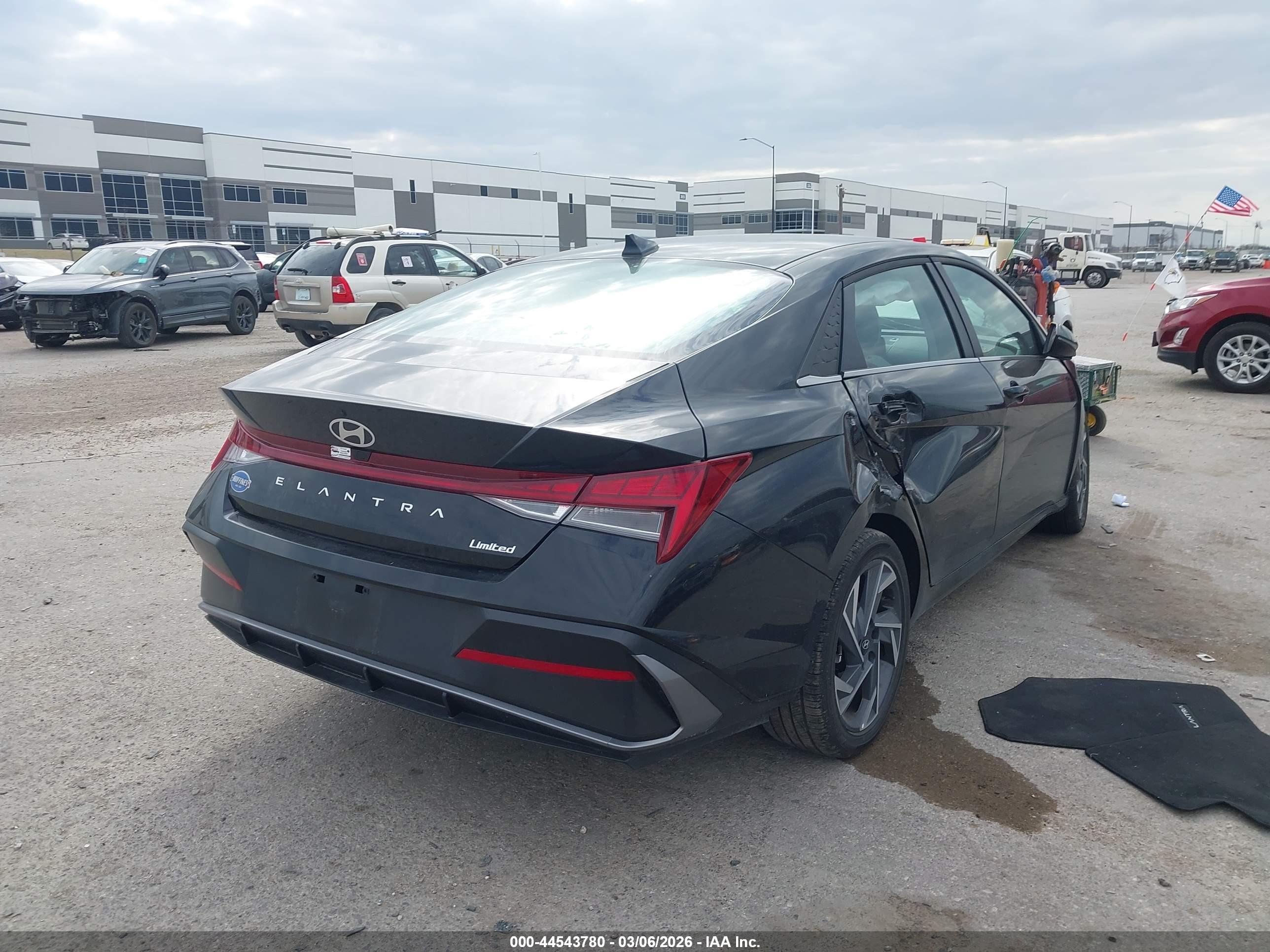 HYUNDAI ELANTRA image 4