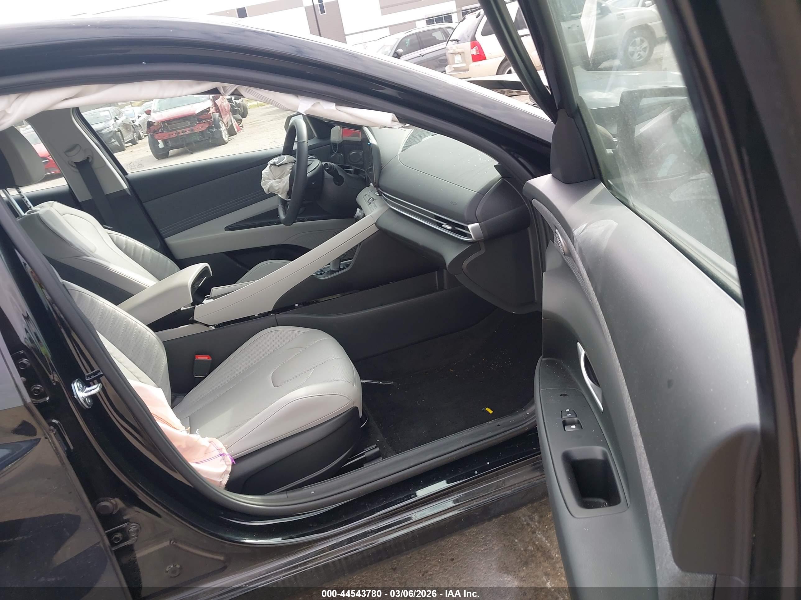 HYUNDAI ELANTRA image 5