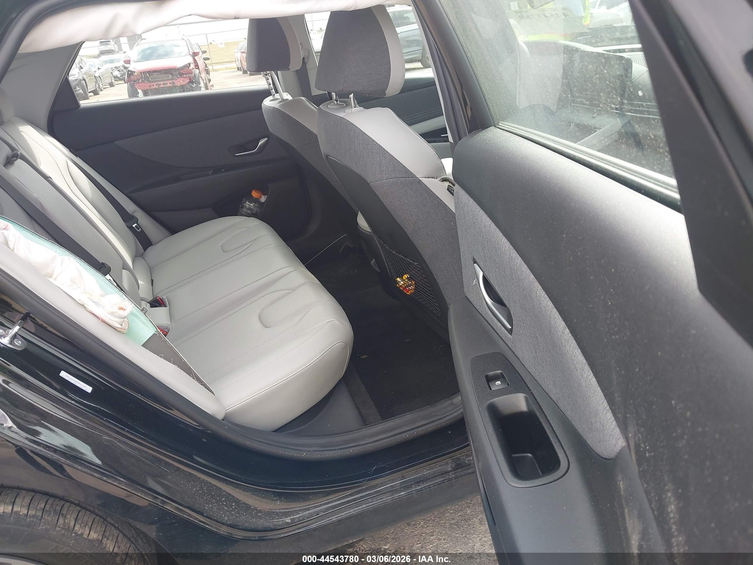 HYUNDAI ELANTRA image 8