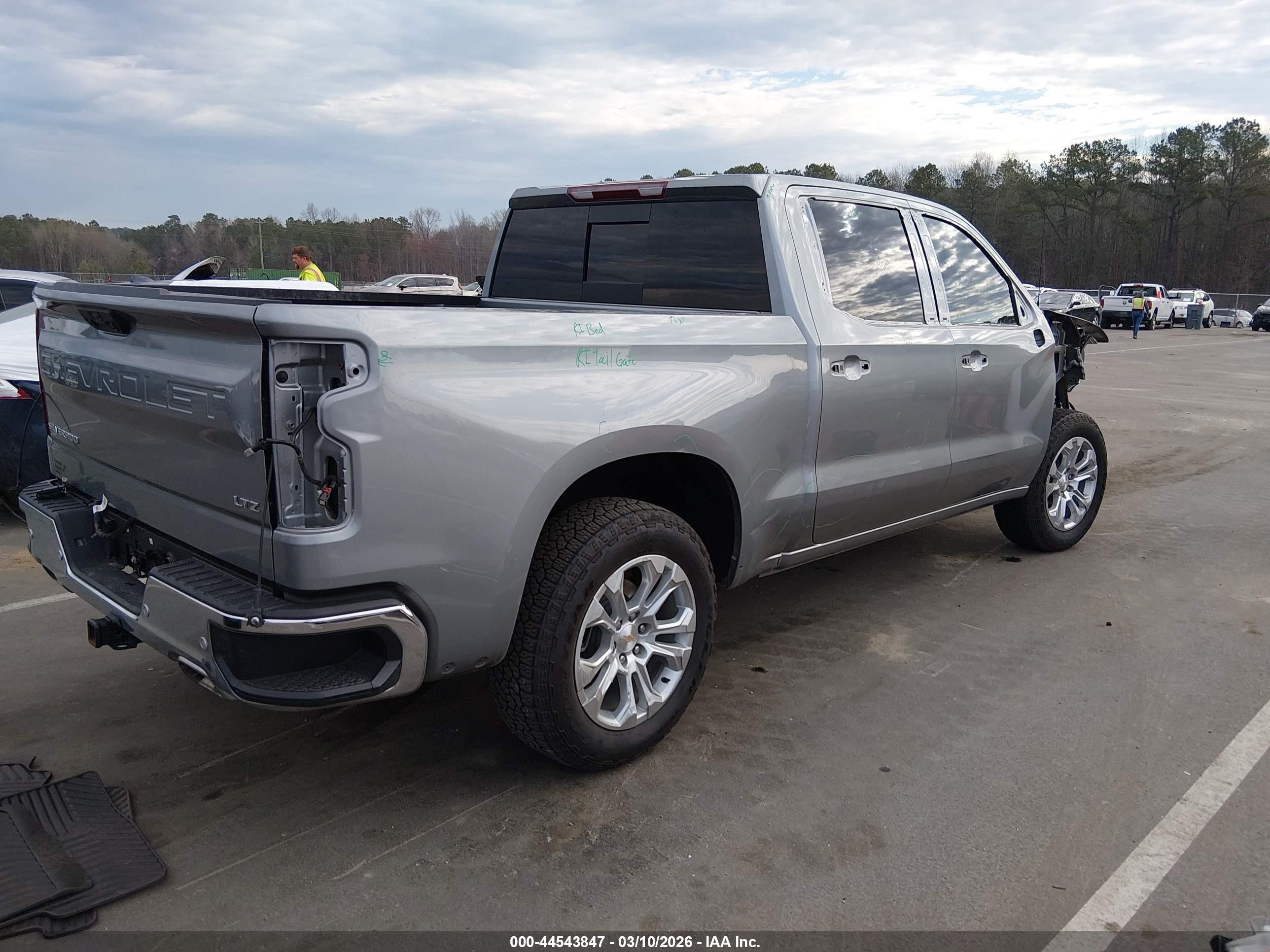 CHEVROLET SILVERADO image 4