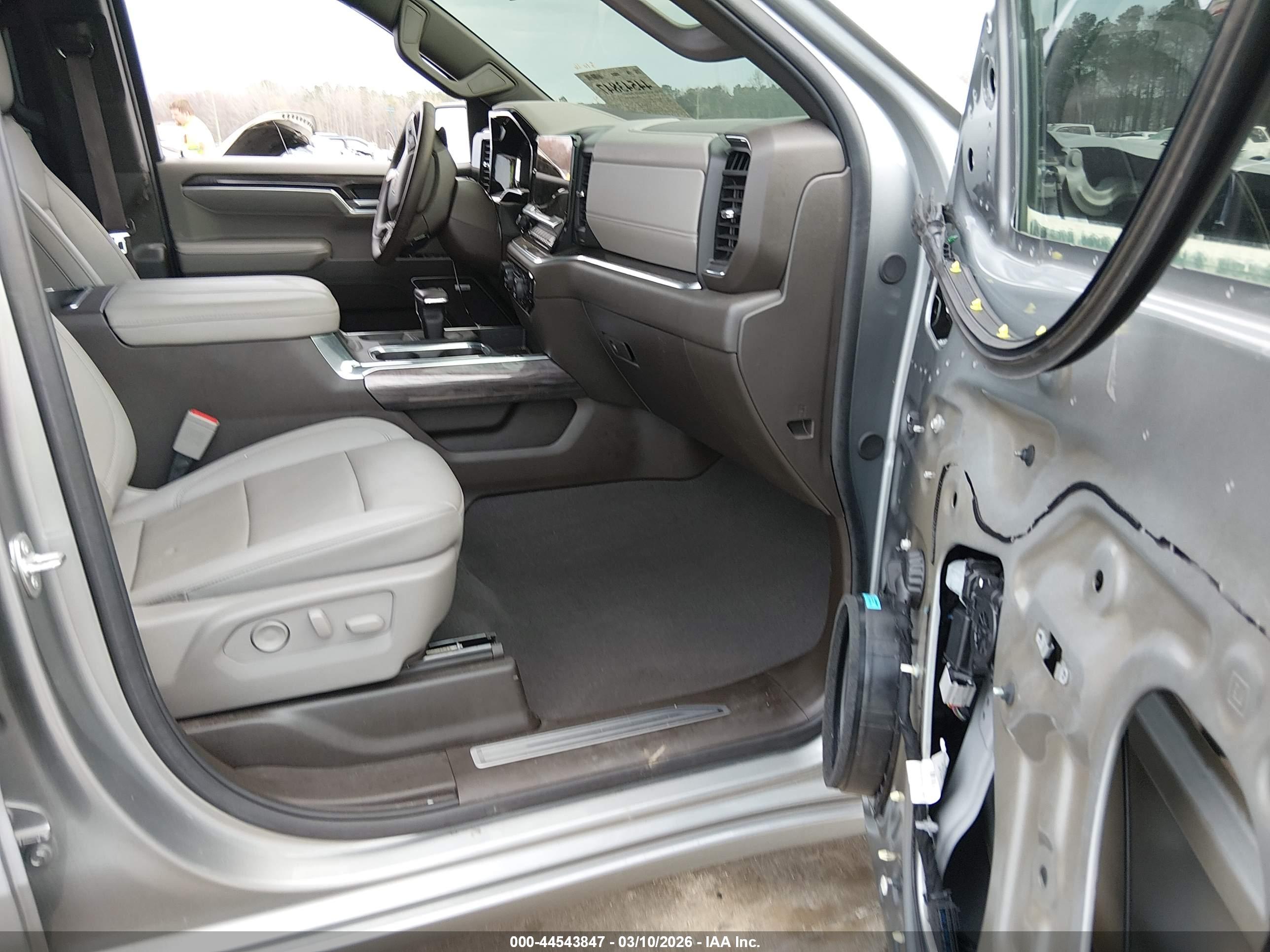 CHEVROLET SILVERADO image 5