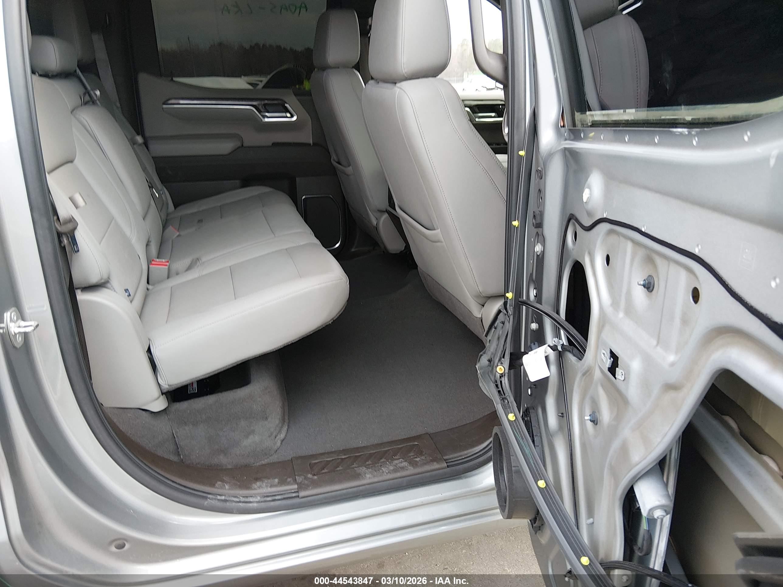 CHEVROLET SILVERADO image 8