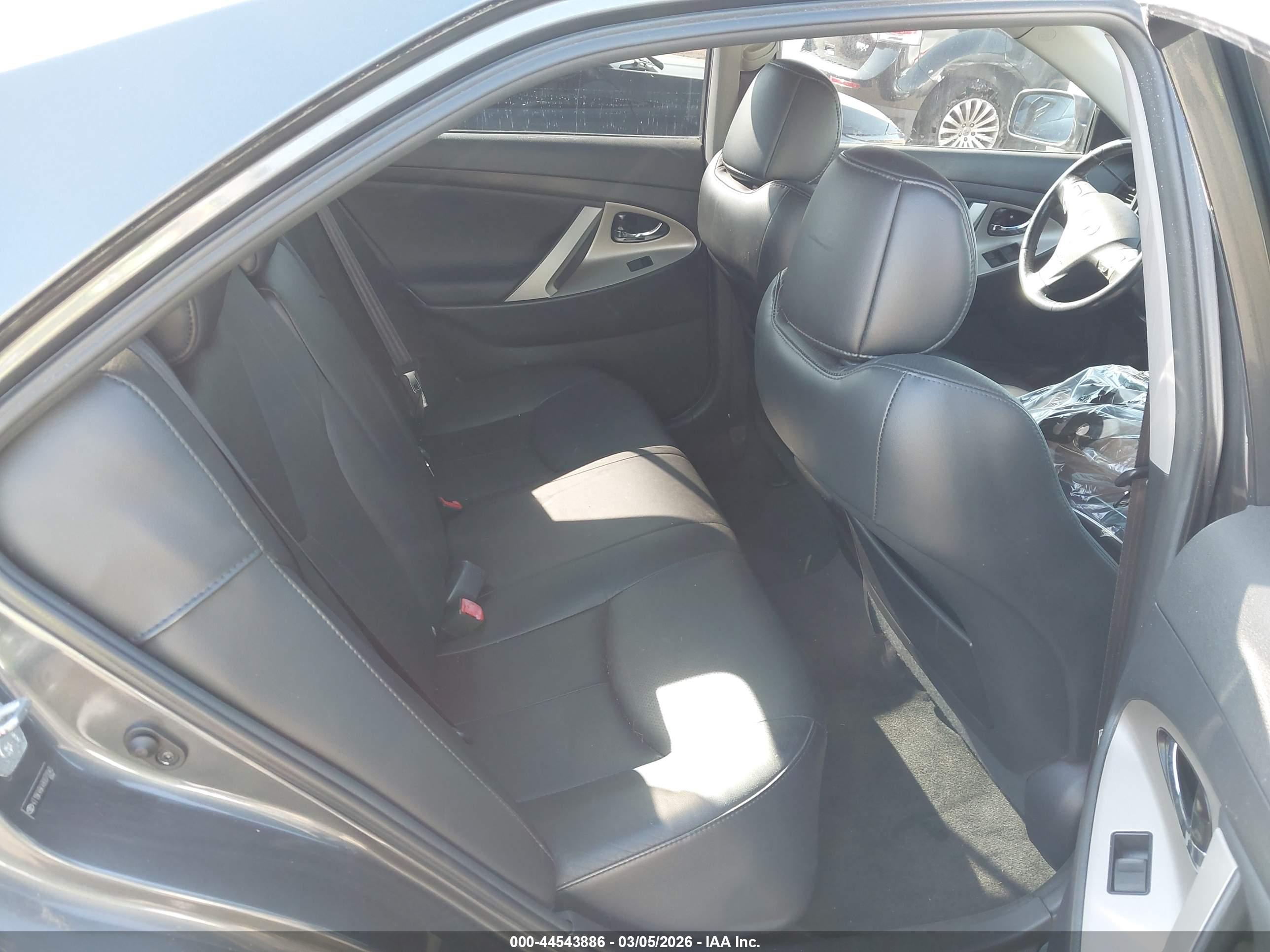 TOYOTA CAMRY image 8