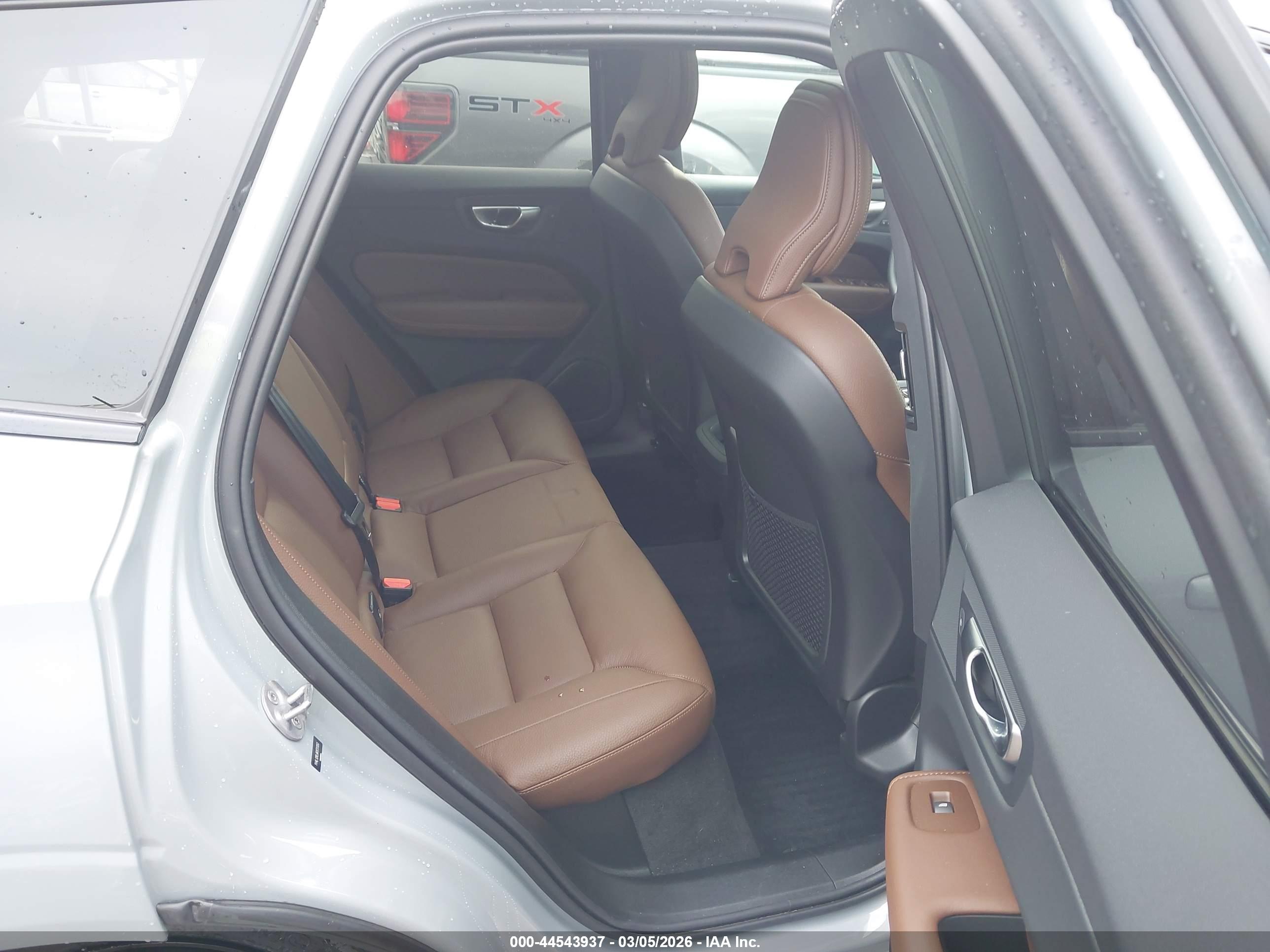 VOLVO XC60 image 8