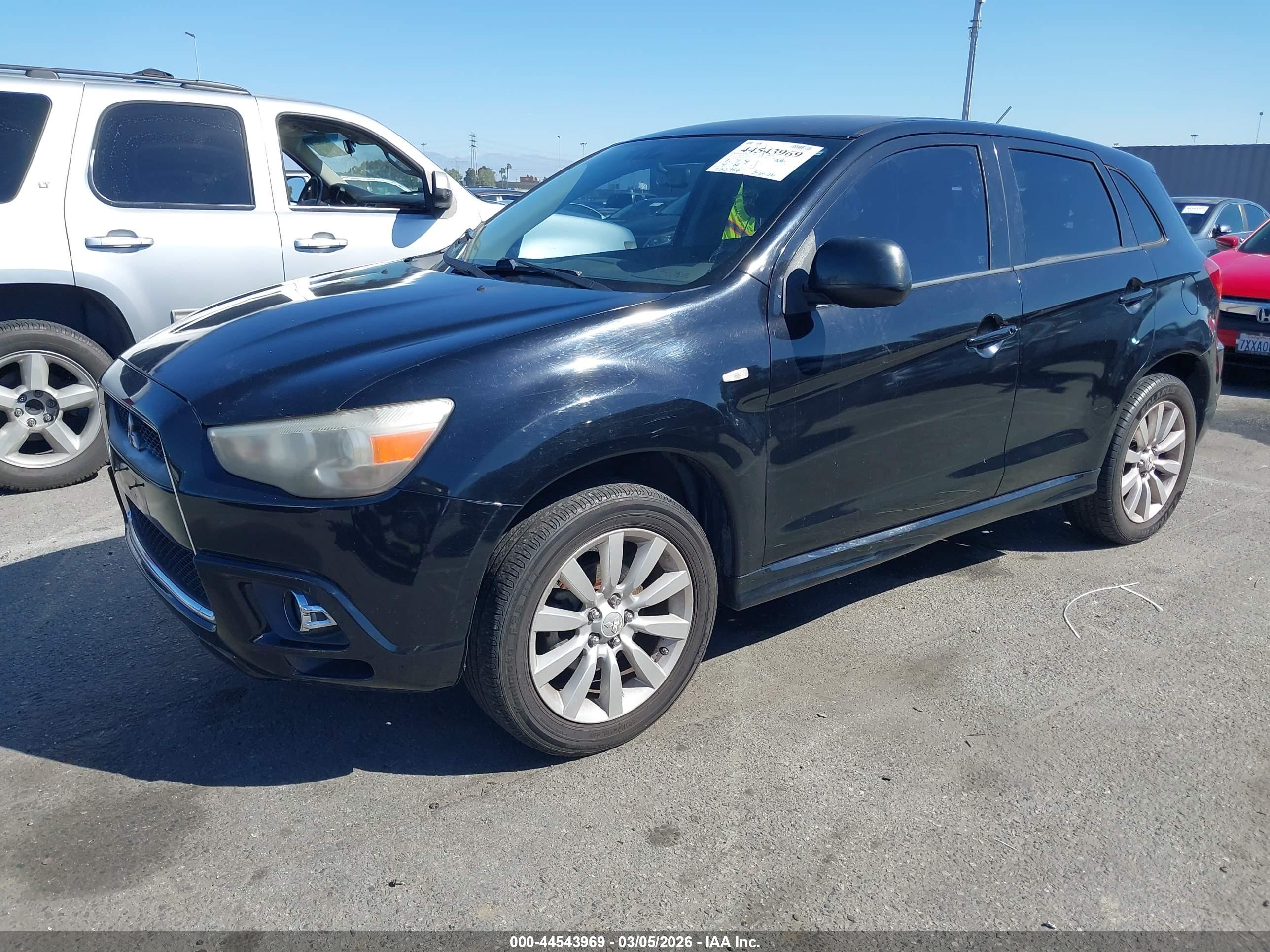 MITSUBISHI OUTLANDER image 2