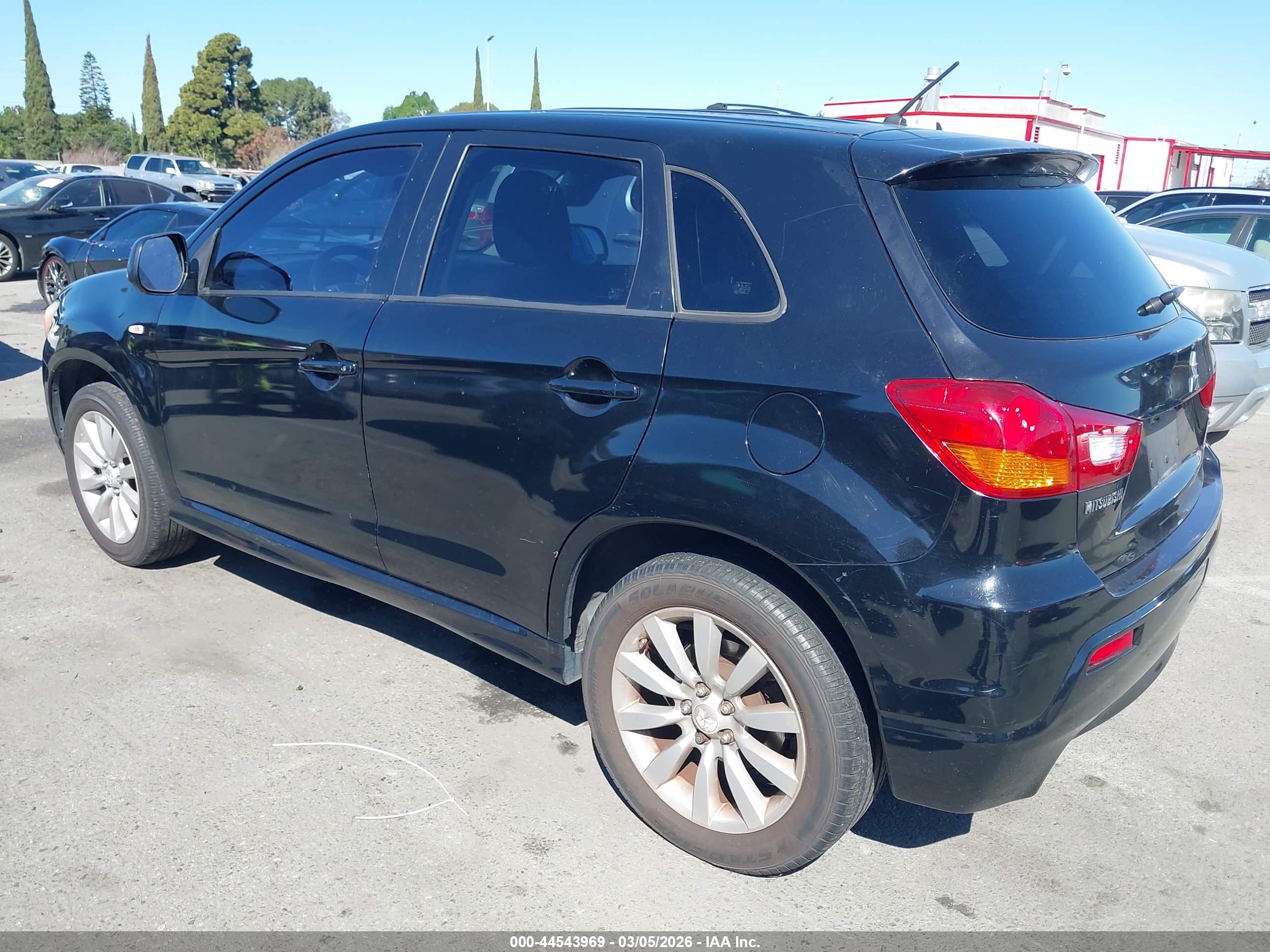 MITSUBISHI OUTLANDER image 3