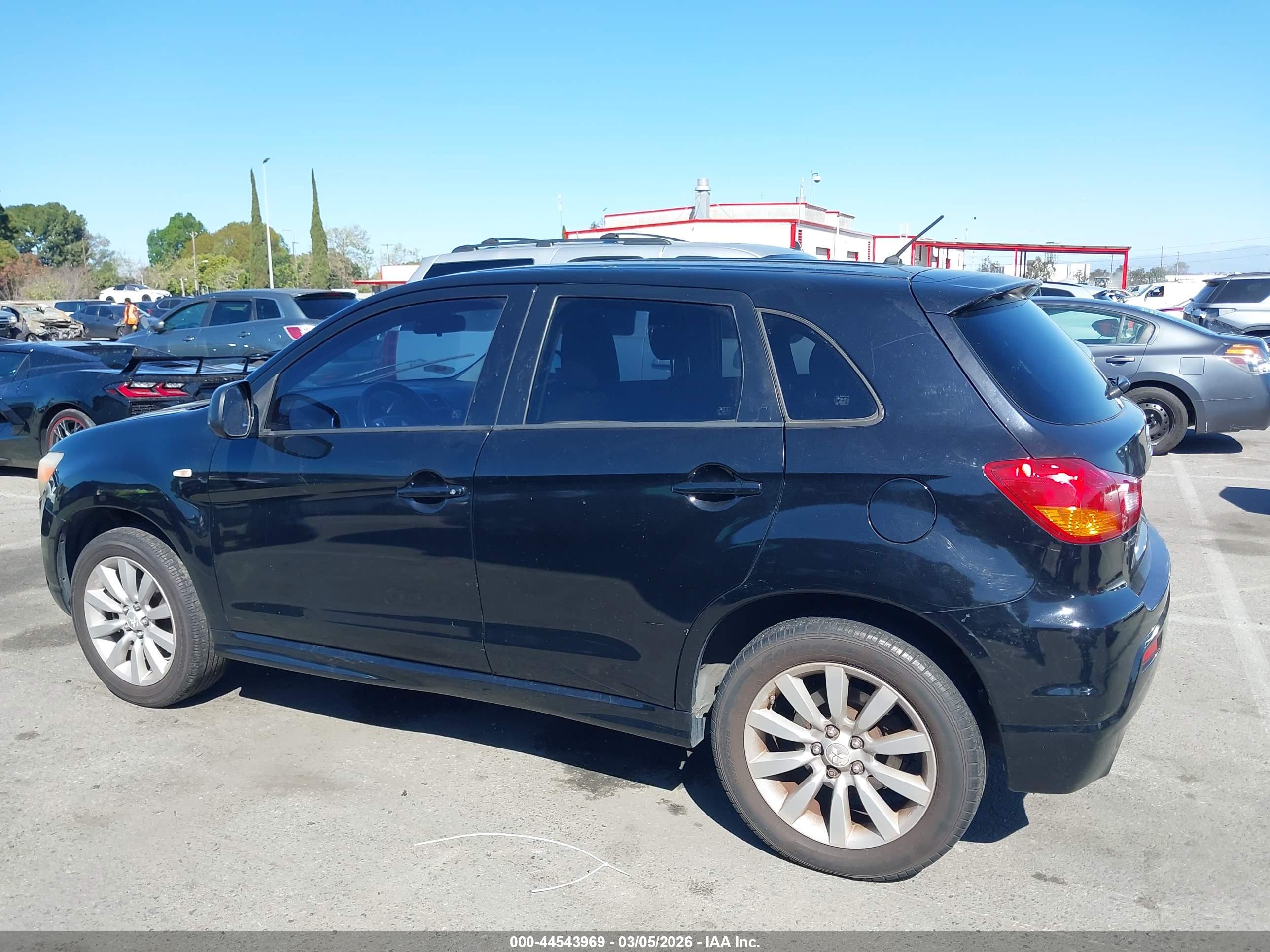 MITSUBISHI OUTLANDER image 6
