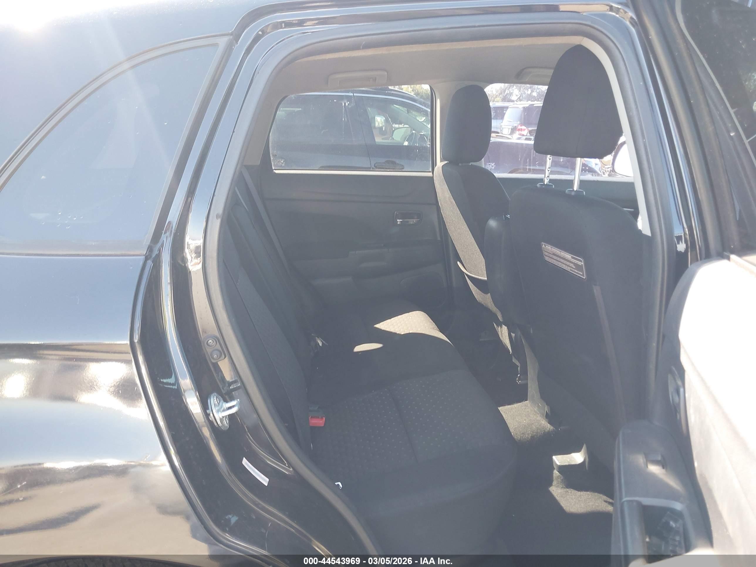 MITSUBISHI OUTLANDER image 8