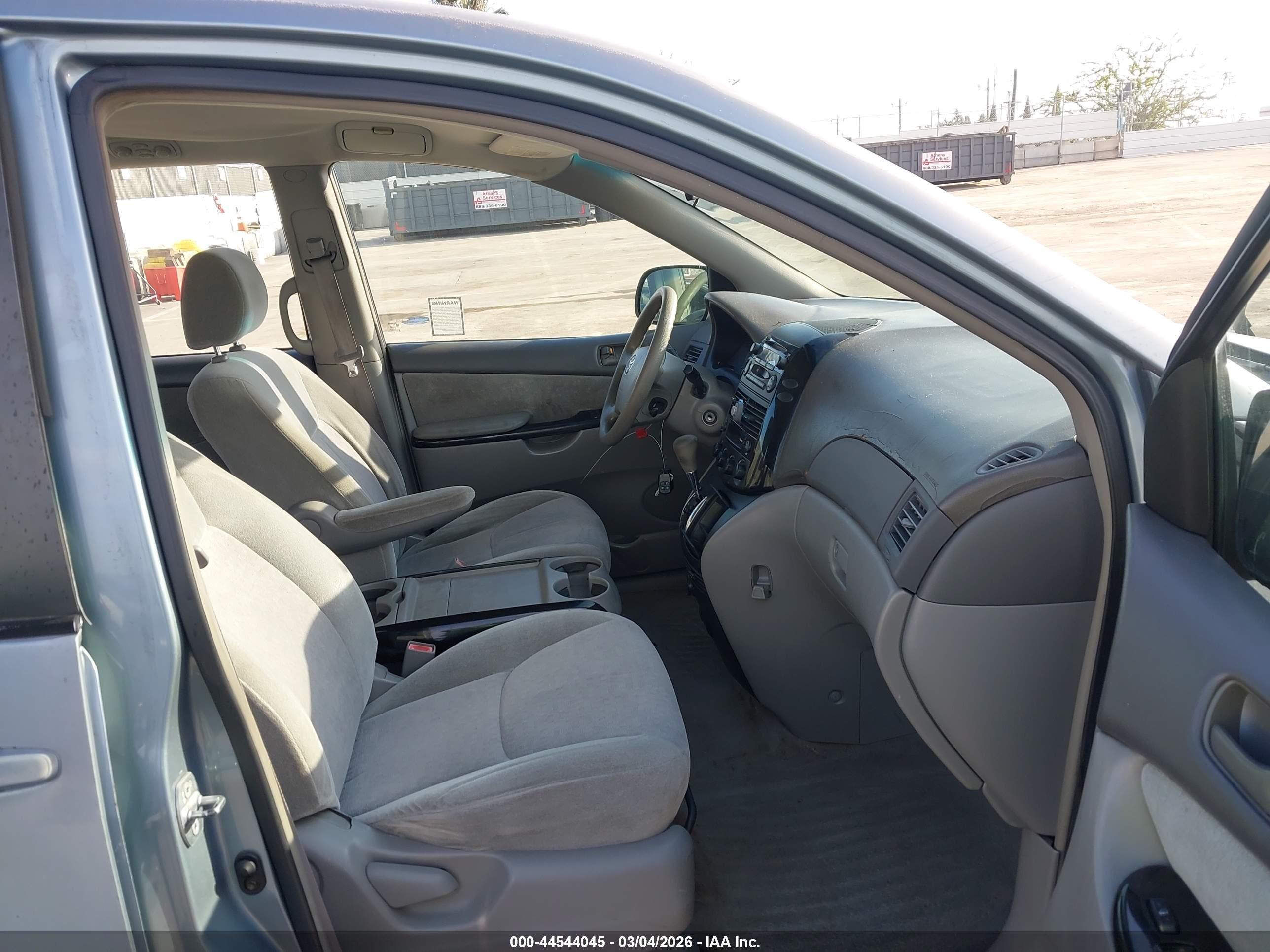 TOYOTA SIENNA image 5