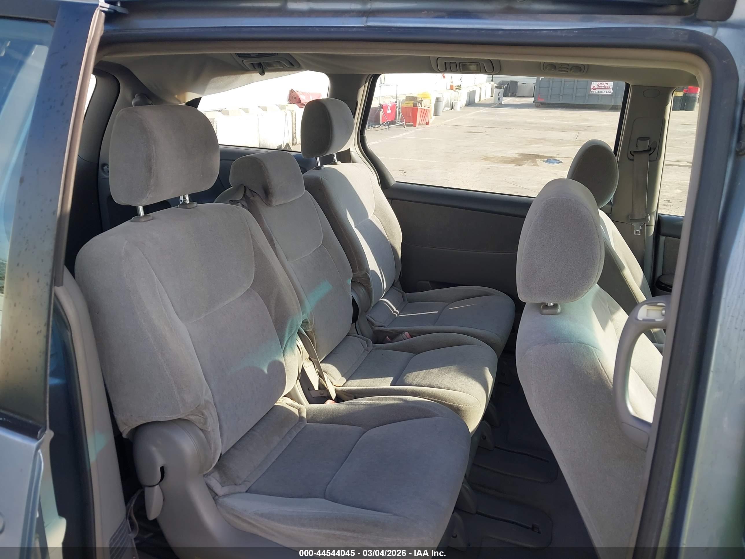 TOYOTA SIENNA image 8