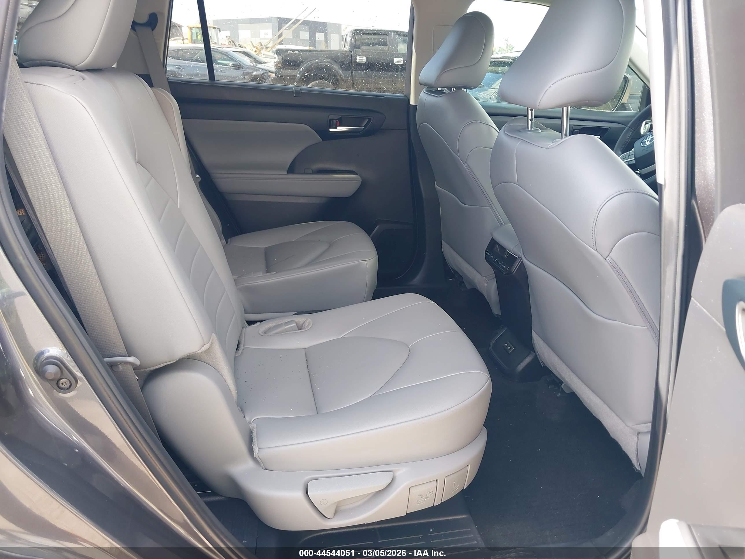 TOYOTA HIGHLANDER image 8