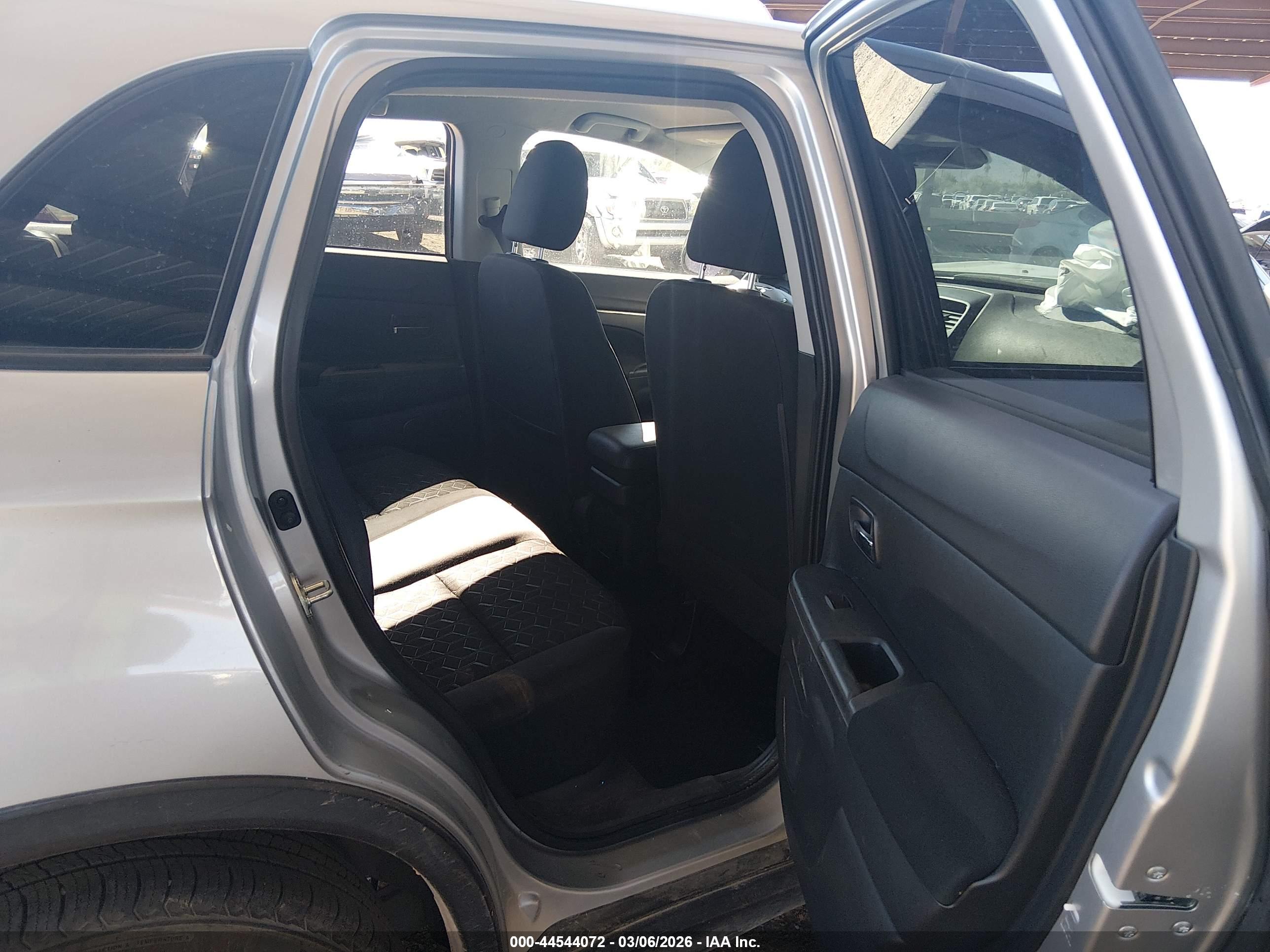 MITSUBISHI OUTLANDER image 8