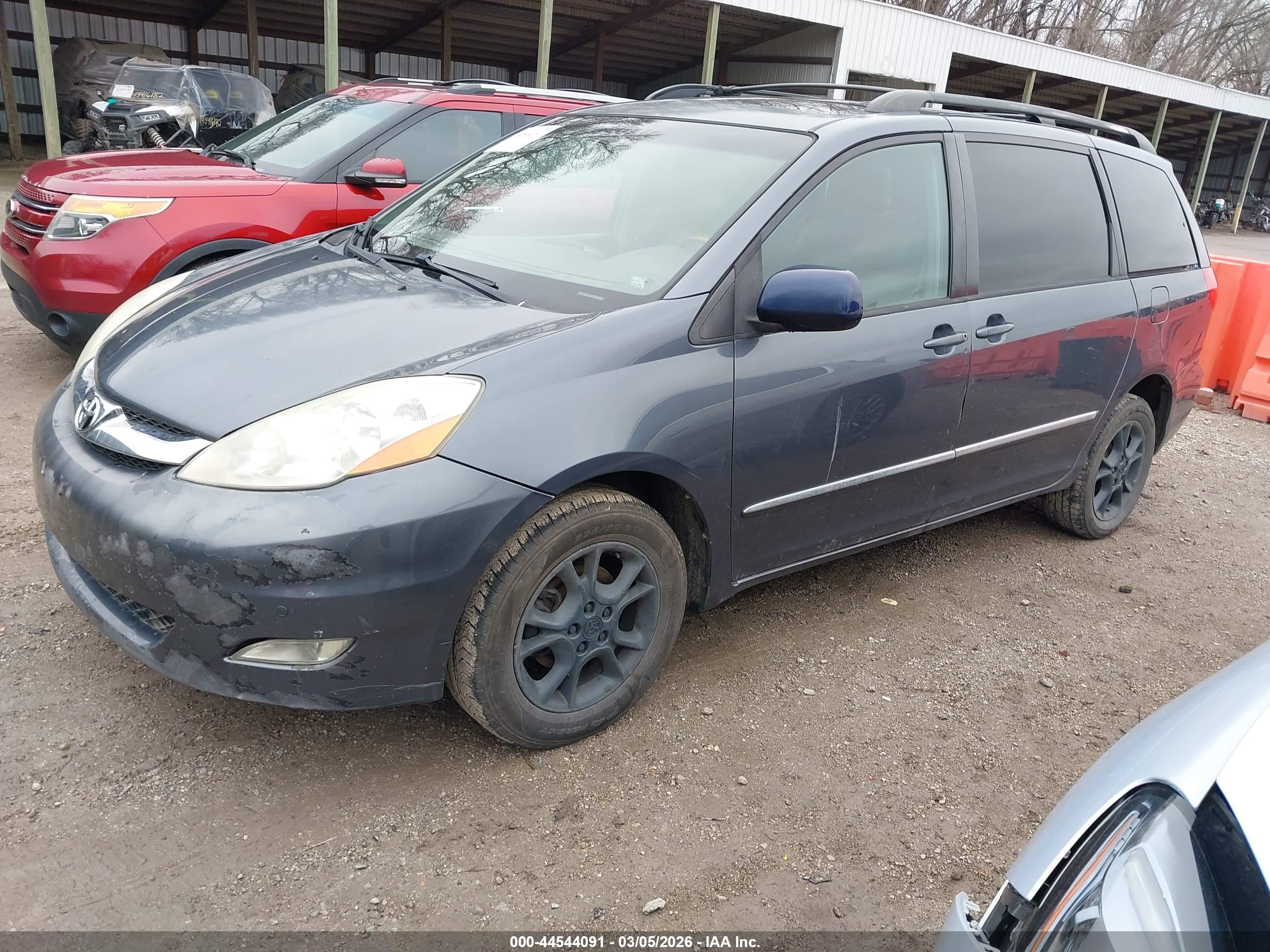 TOYOTA SIENNA image 2