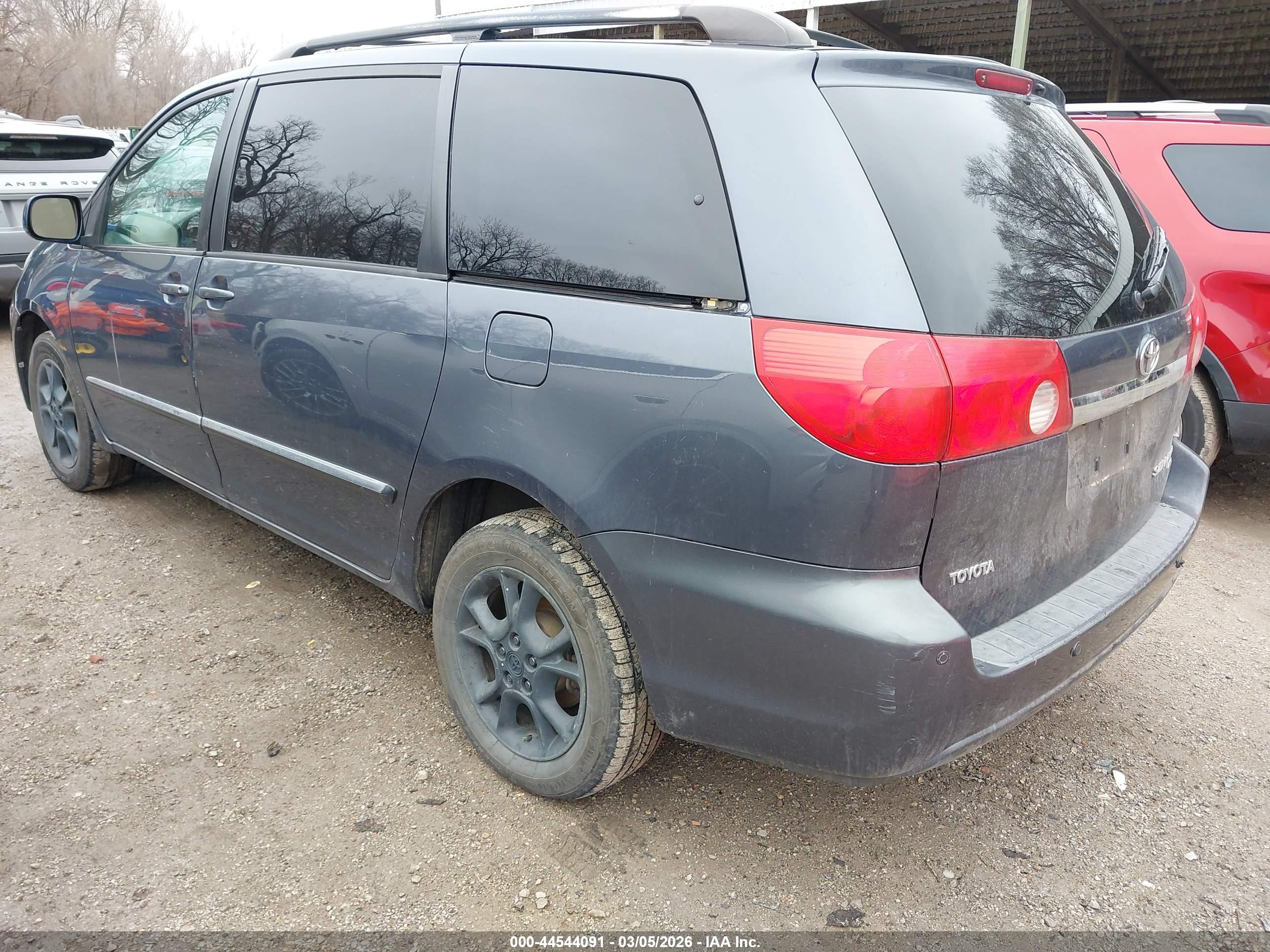 TOYOTA SIENNA image 3