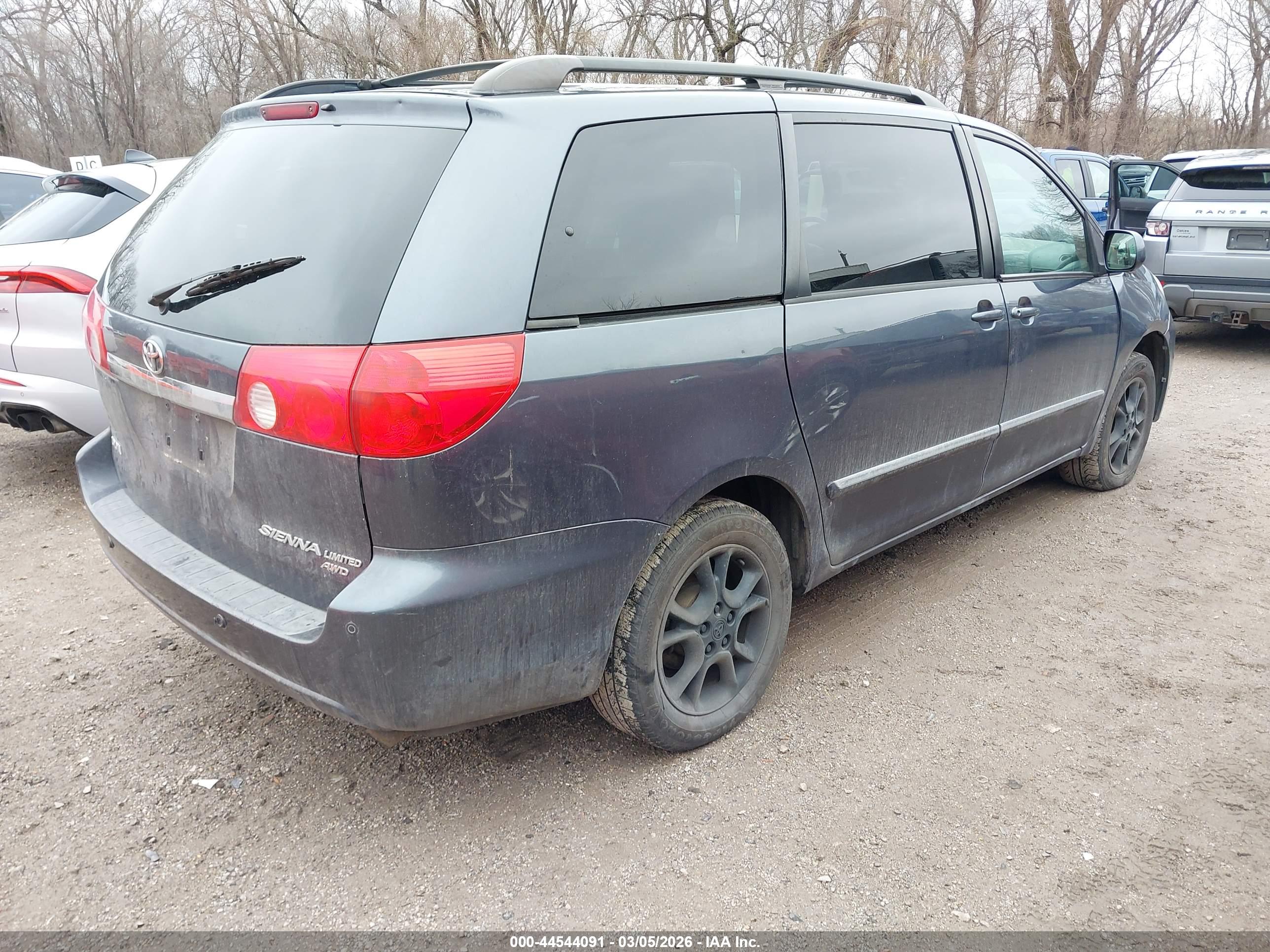 TOYOTA SIENNA image 4