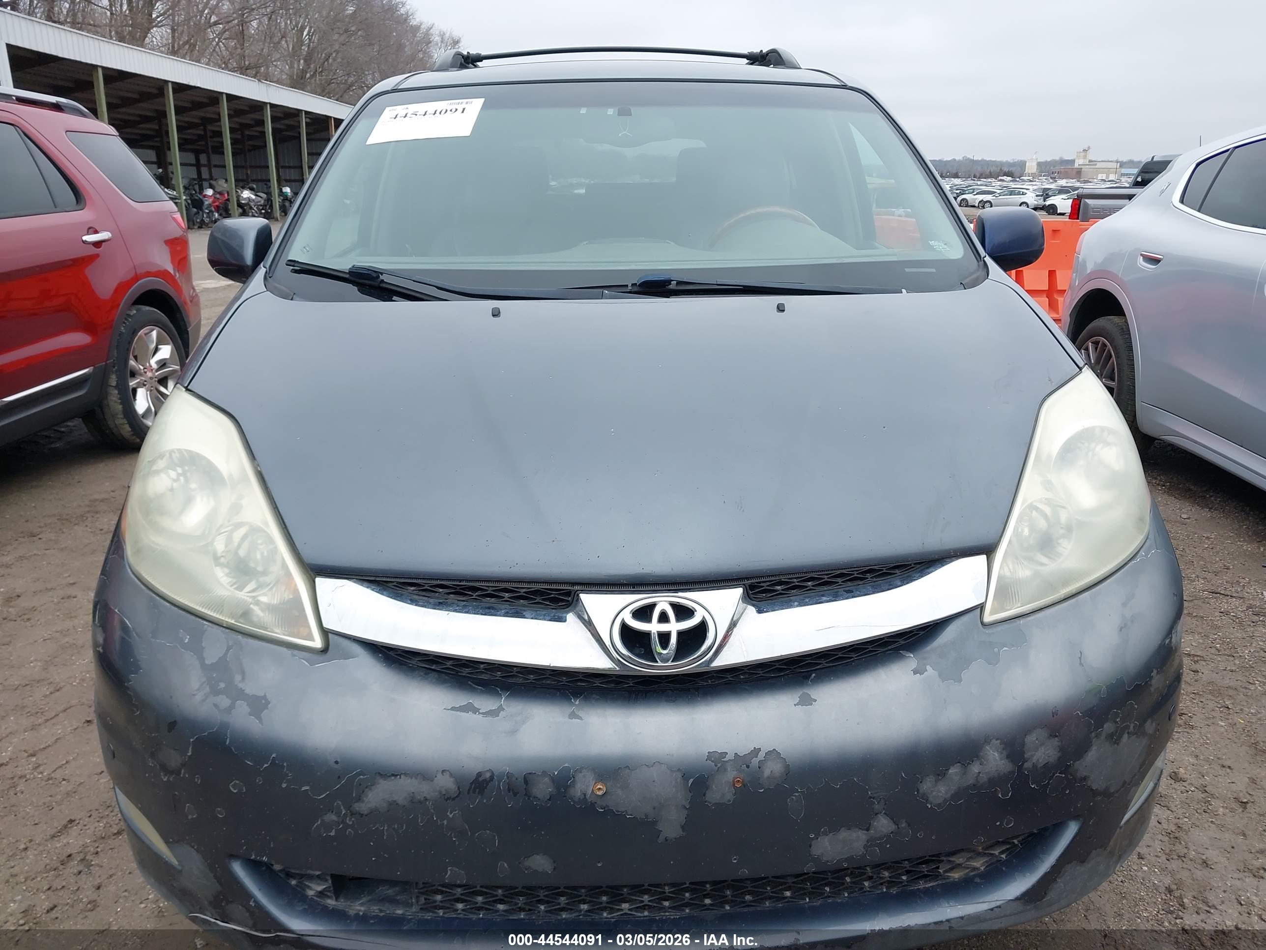 TOYOTA SIENNA image 6