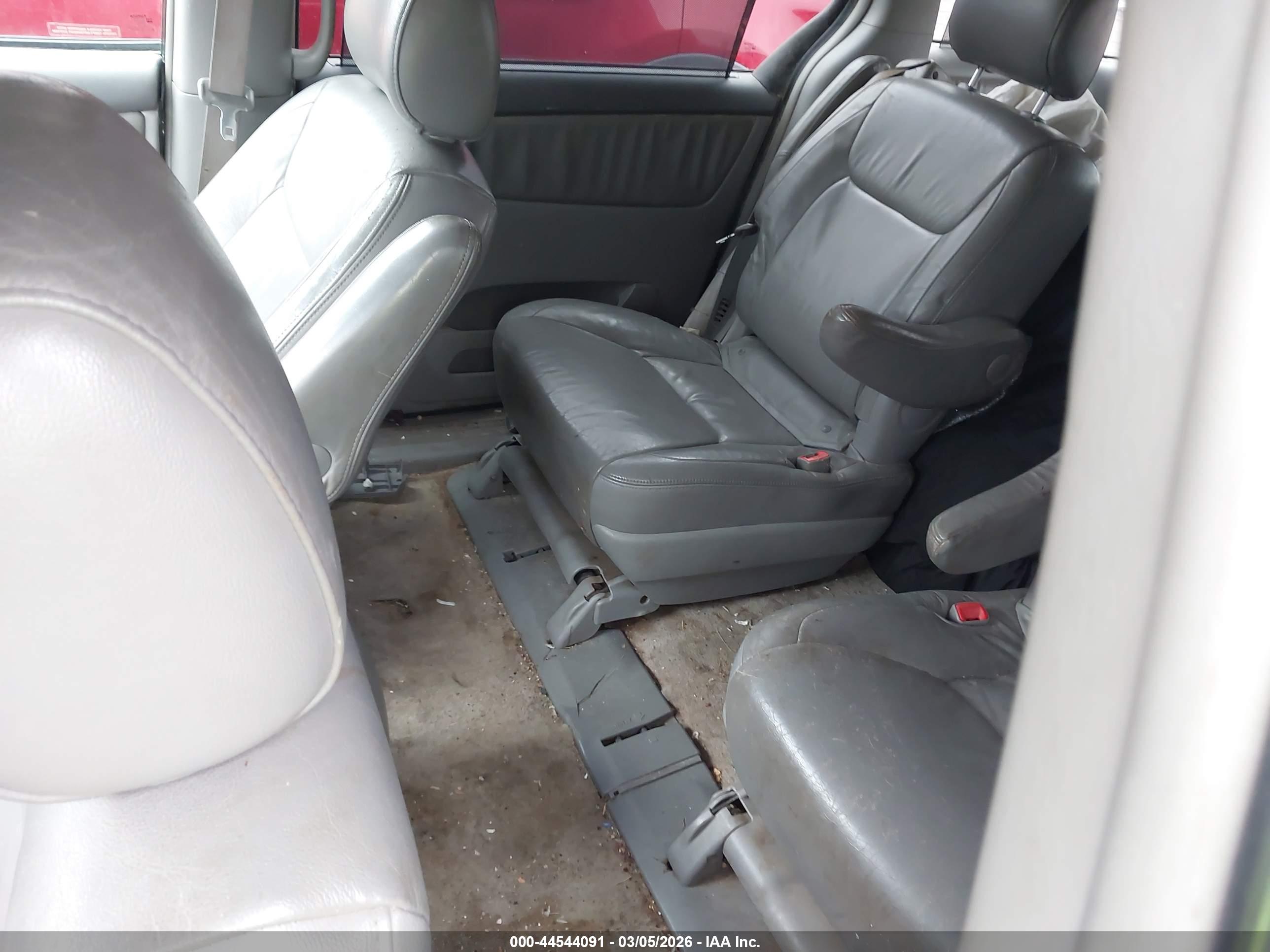 TOYOTA SIENNA image 8