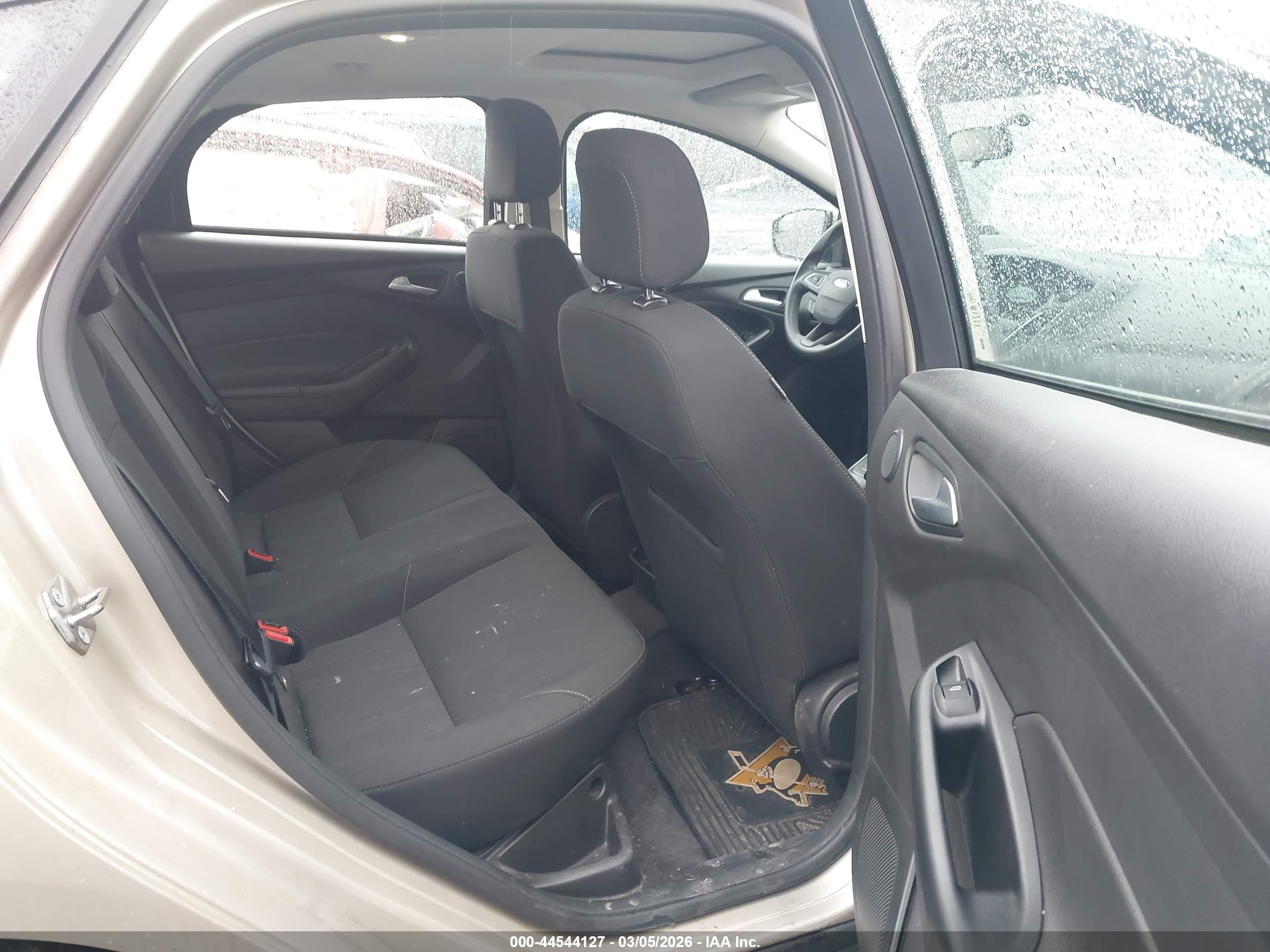 FORD FOCUS image 8