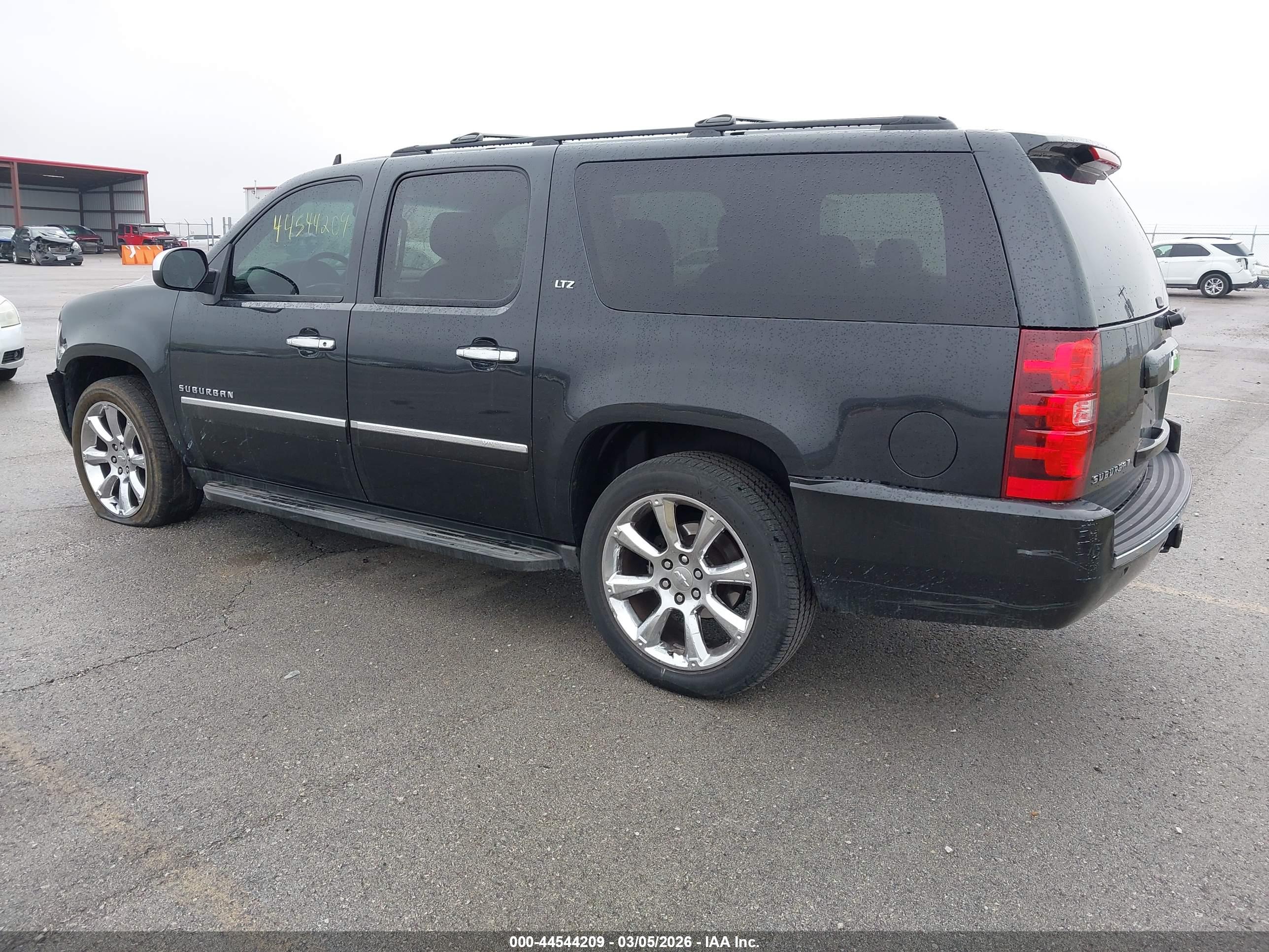 CHEVROLET SUBURBAN image 3