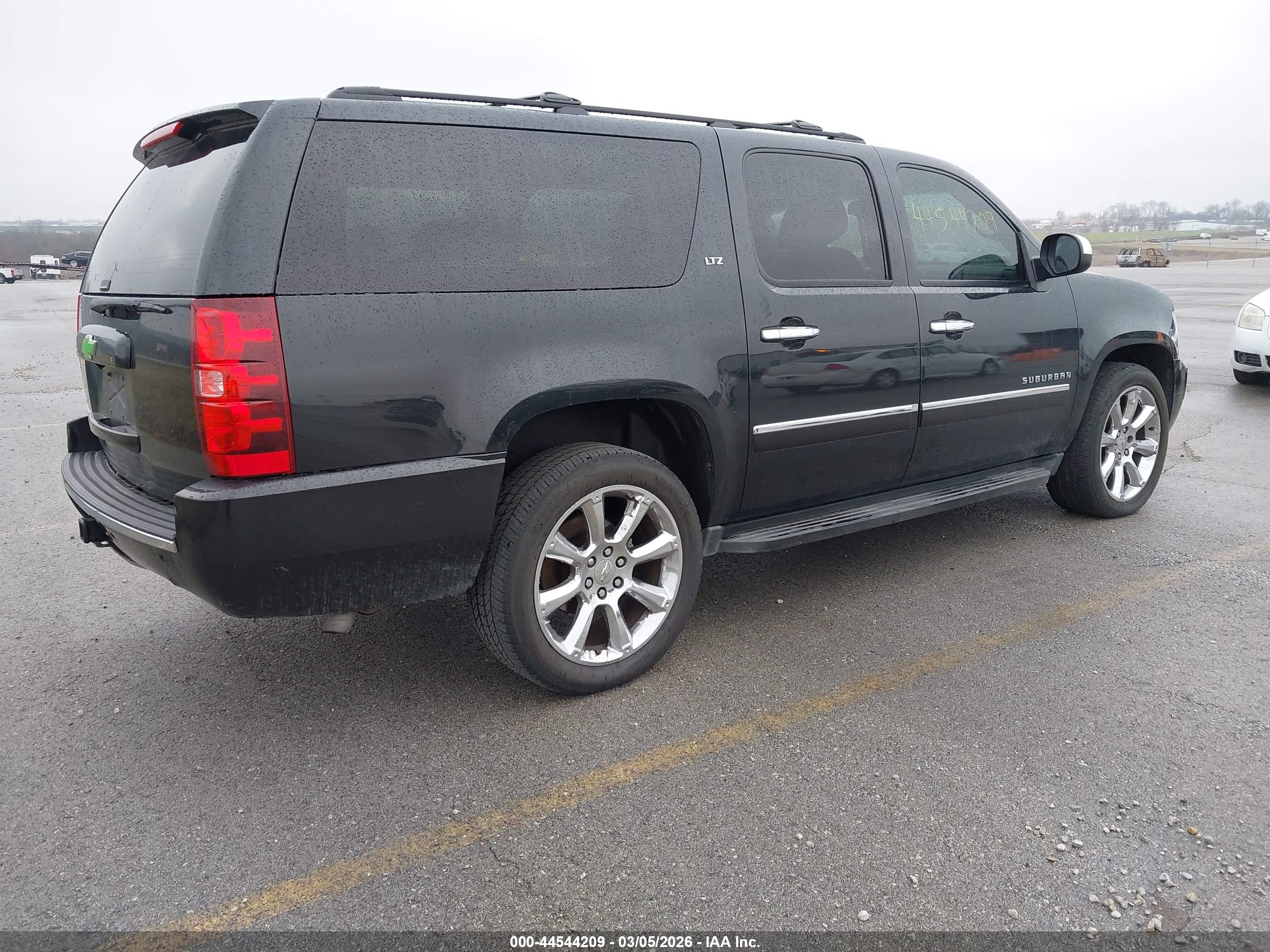 CHEVROLET SUBURBAN image 4