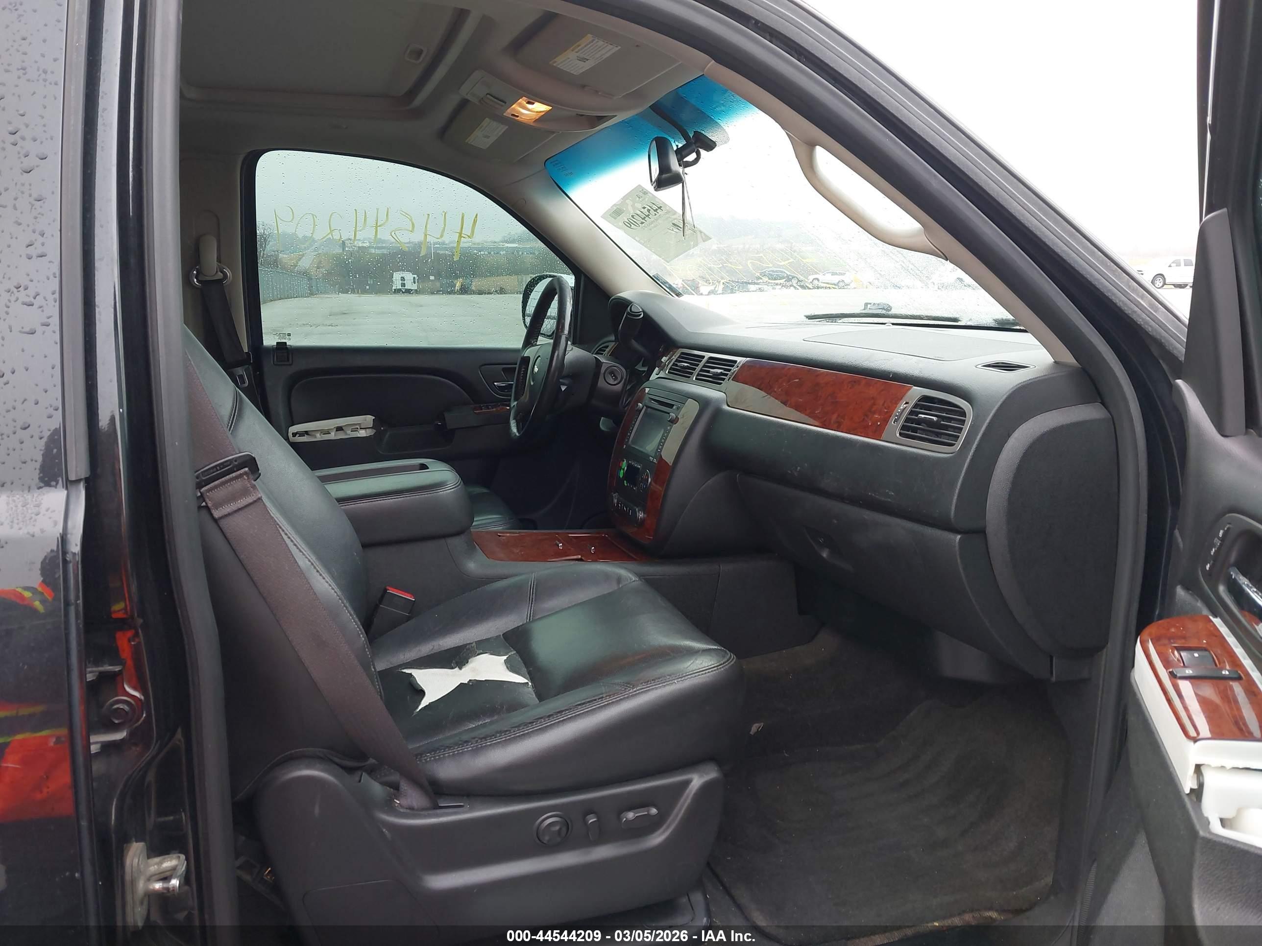 CHEVROLET SUBURBAN image 5
