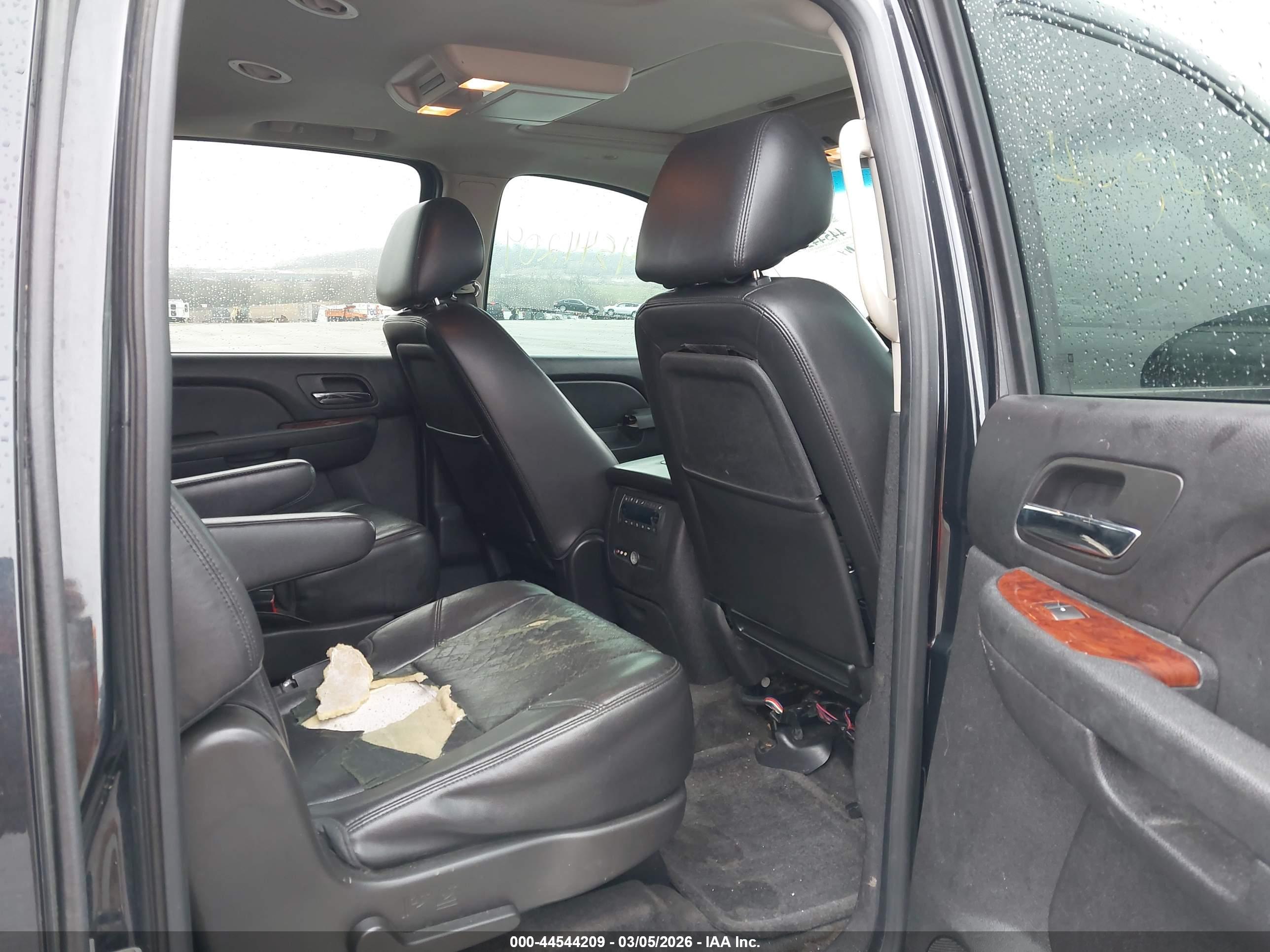 CHEVROLET SUBURBAN image 8
