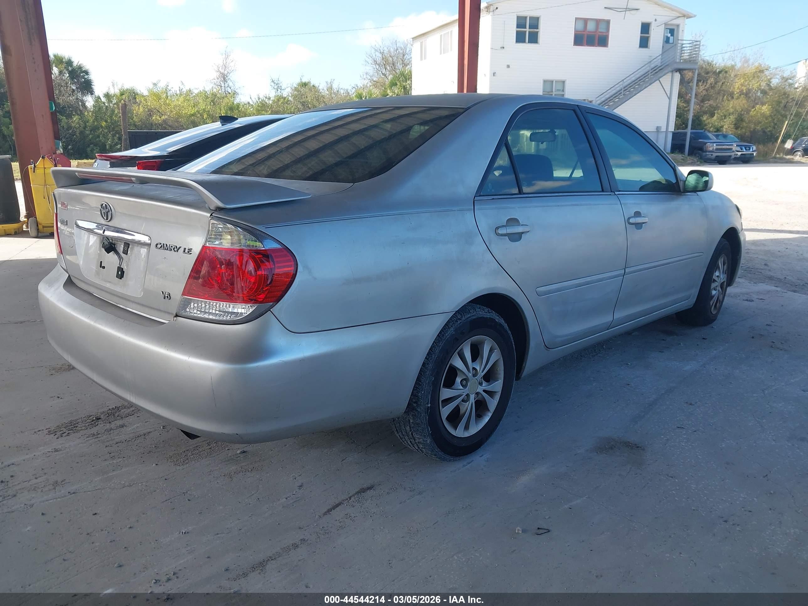 TOYOTA CAMRY image 4