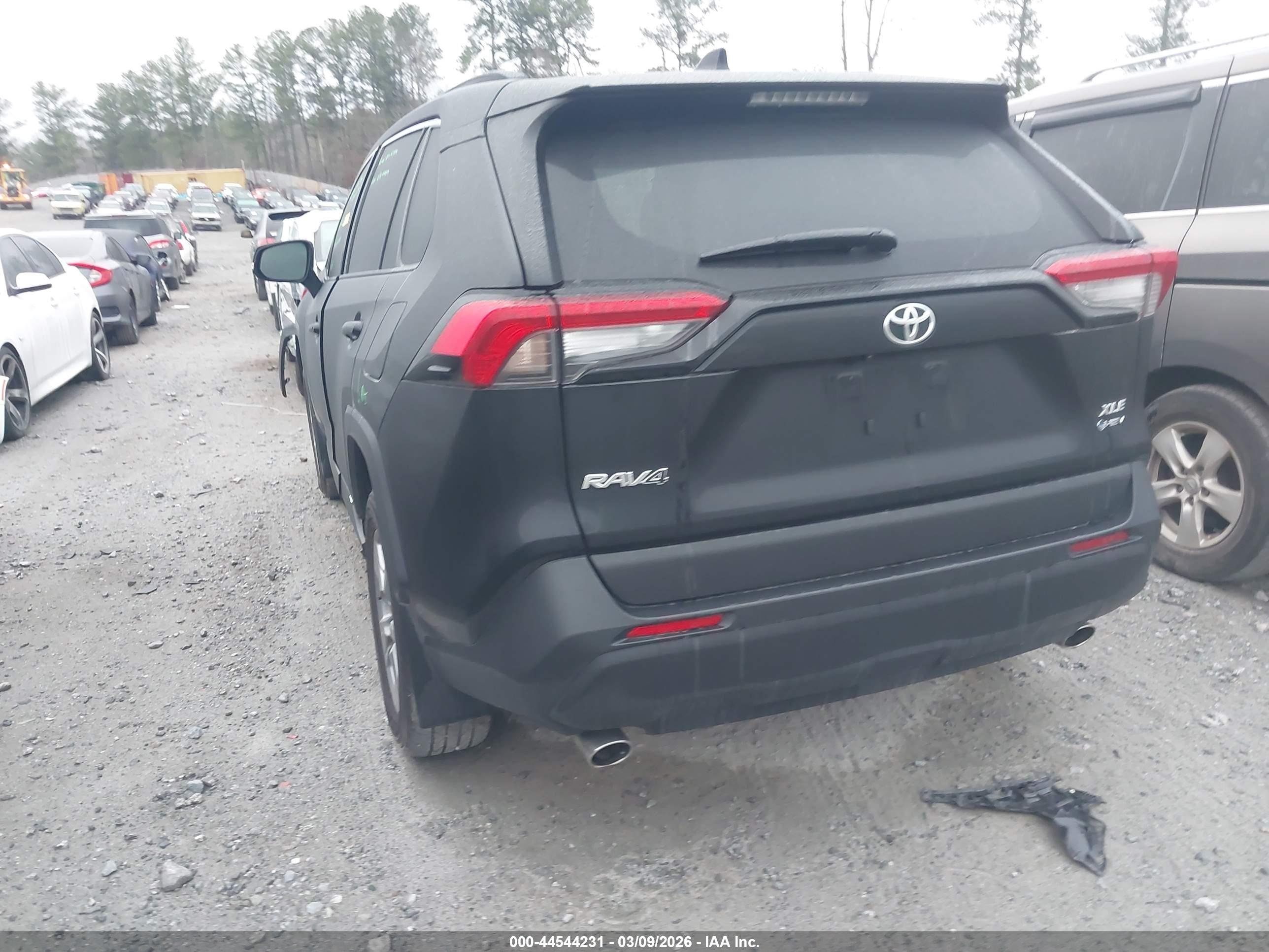 TOYOTA RAV4 image 3