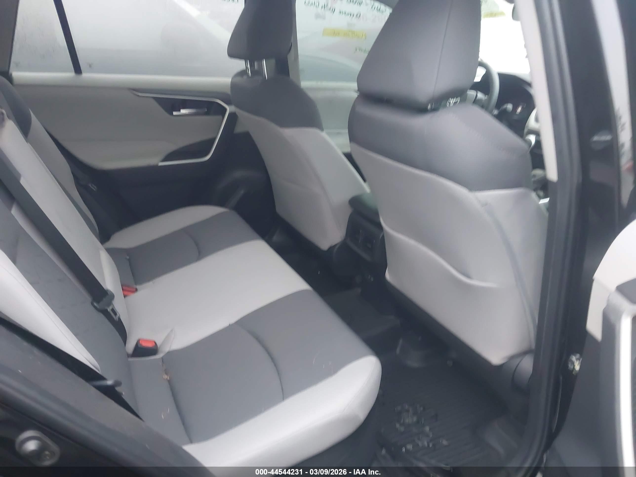 TOYOTA RAV4 image 8