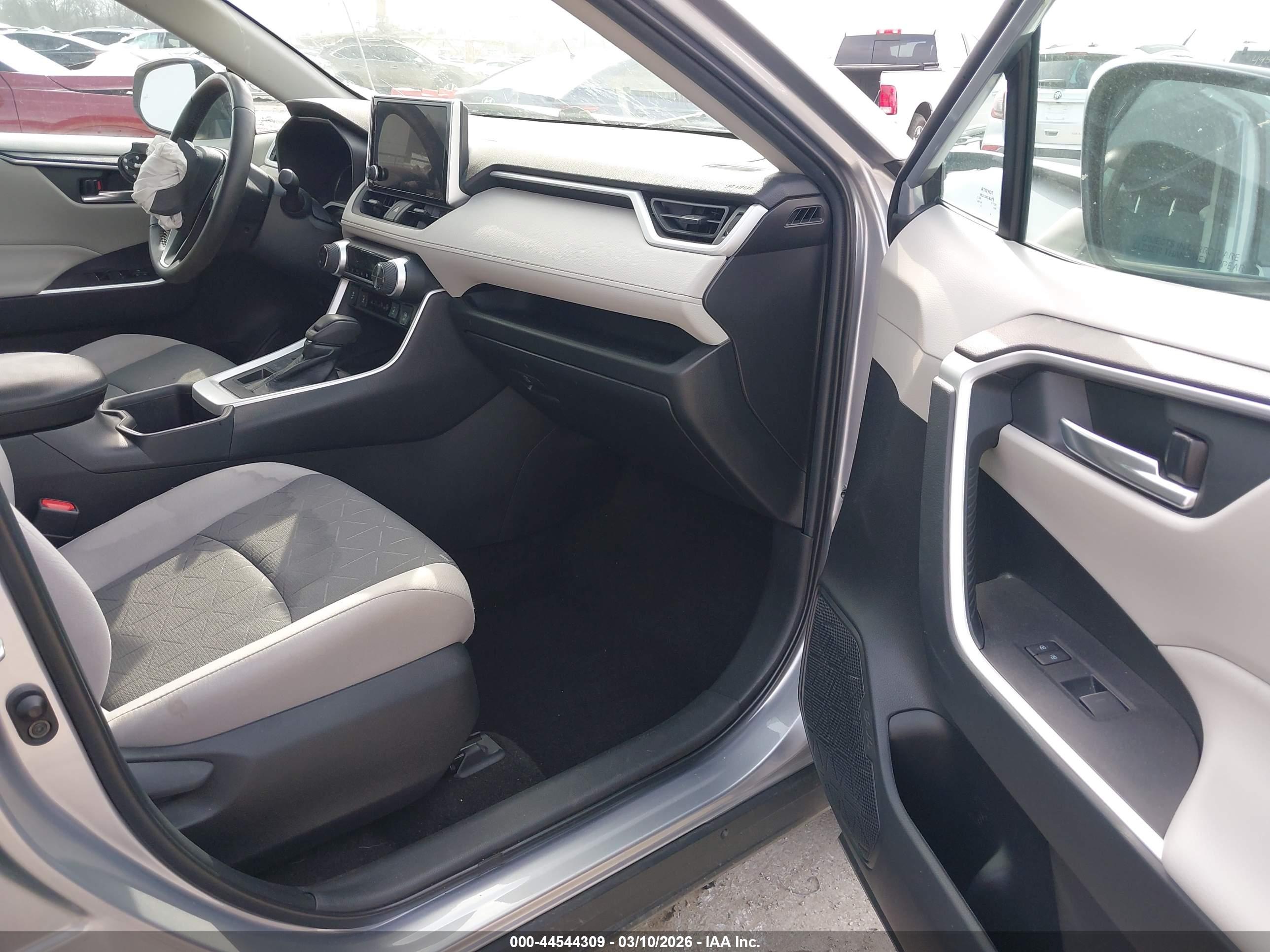 TOYOTA RAV4 image 5