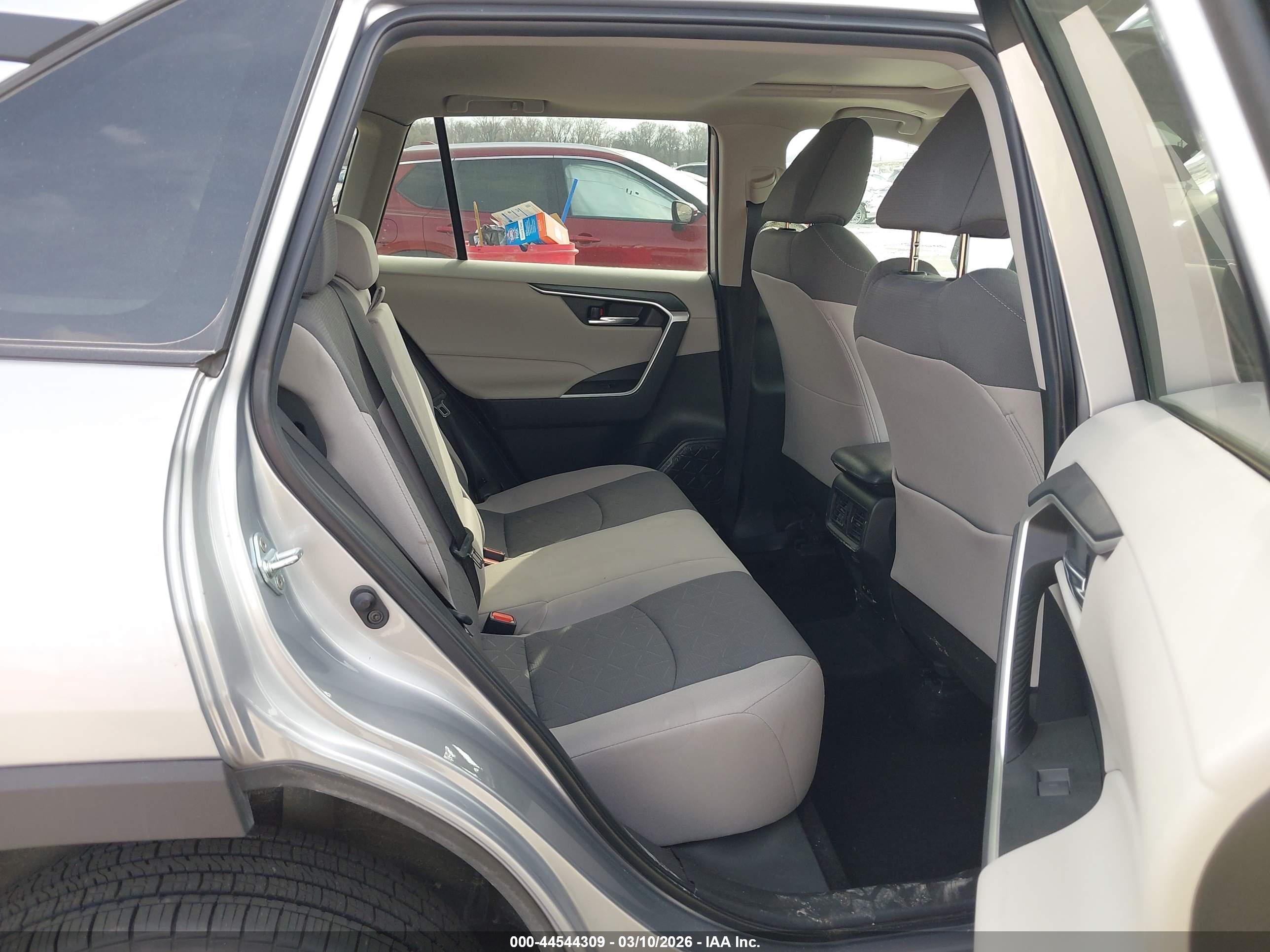 TOYOTA RAV4 image 8