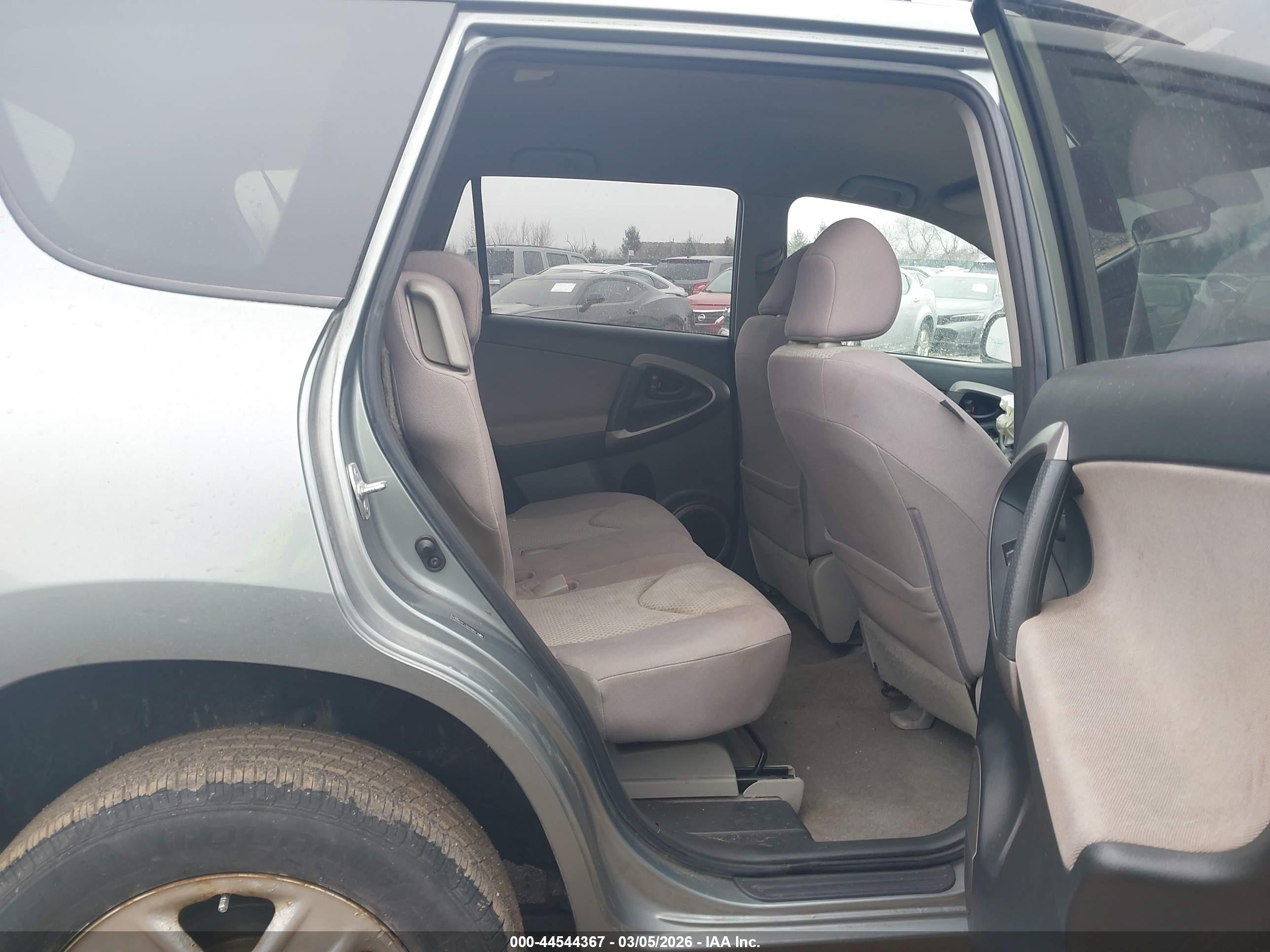 TOYOTA RAV4 image 8