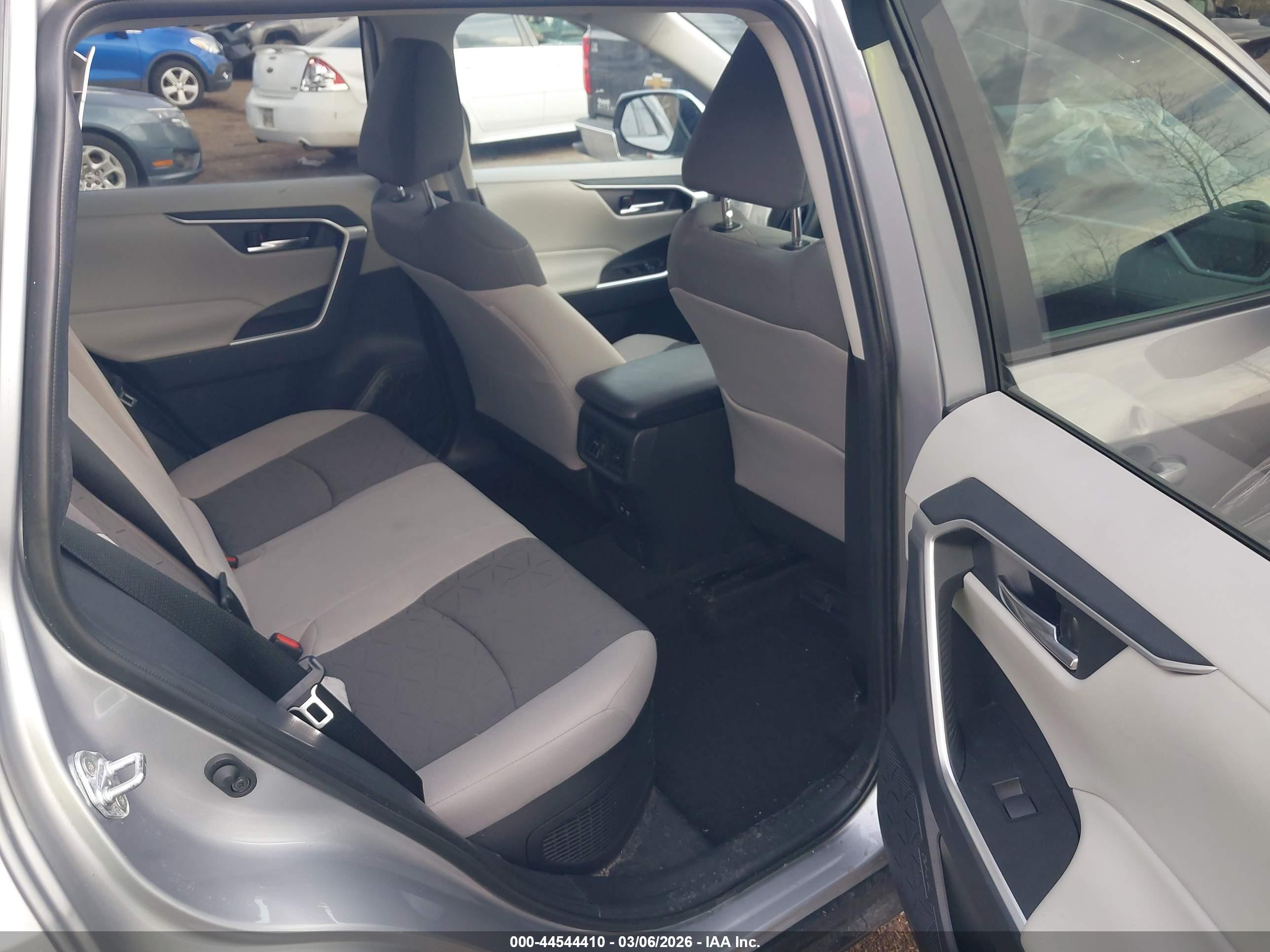 TOYOTA RAV4 image 8