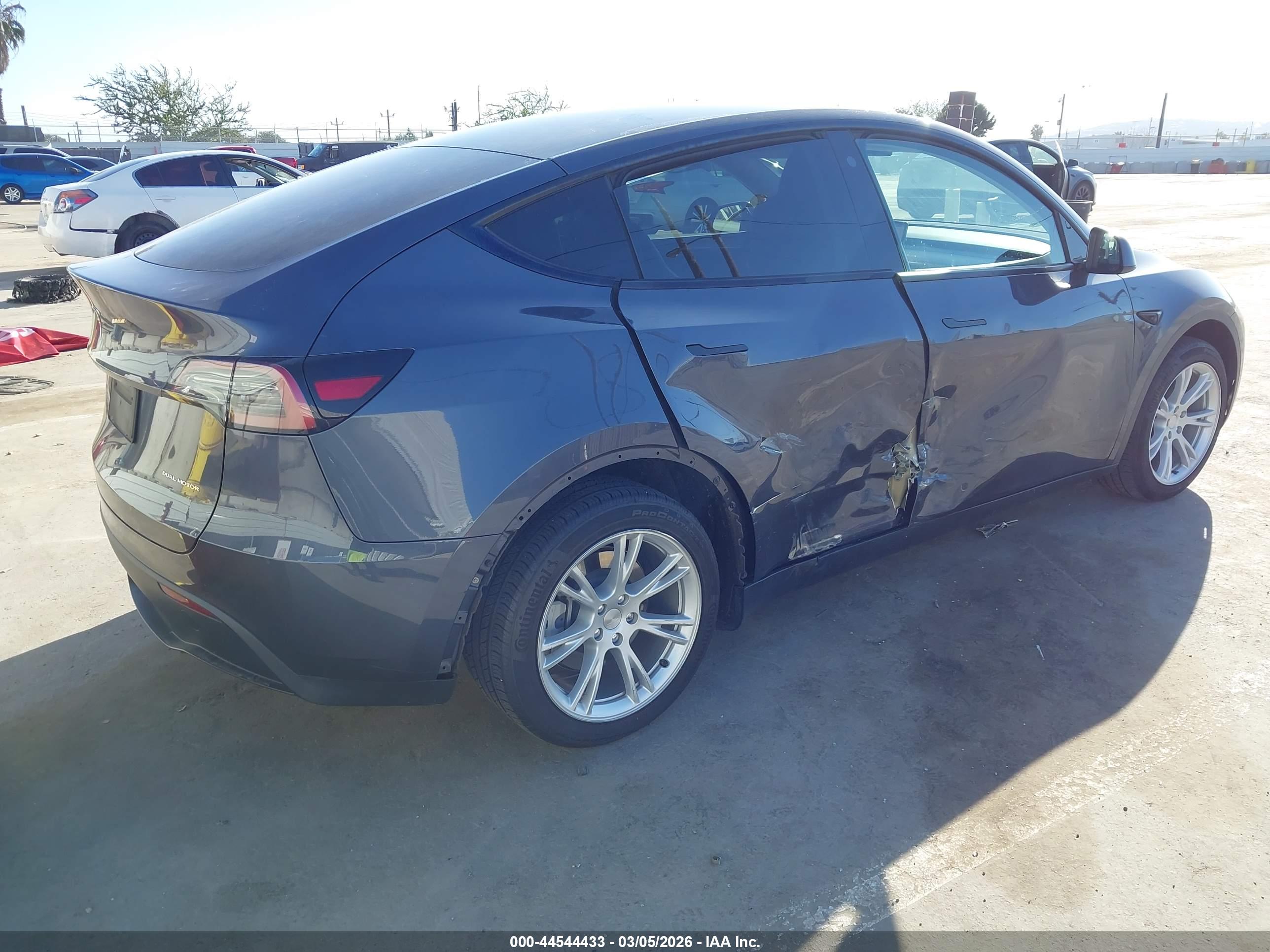 TESLA MODEL image 4