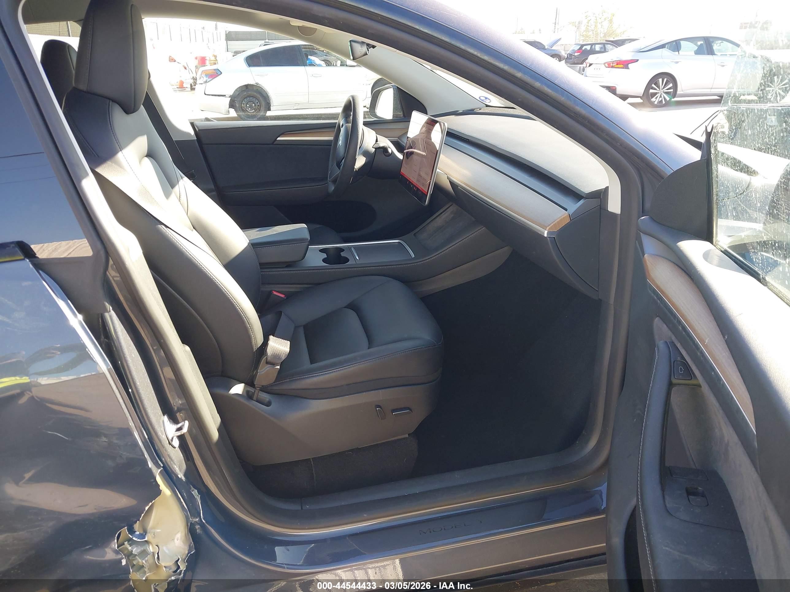 TESLA MODEL image 5