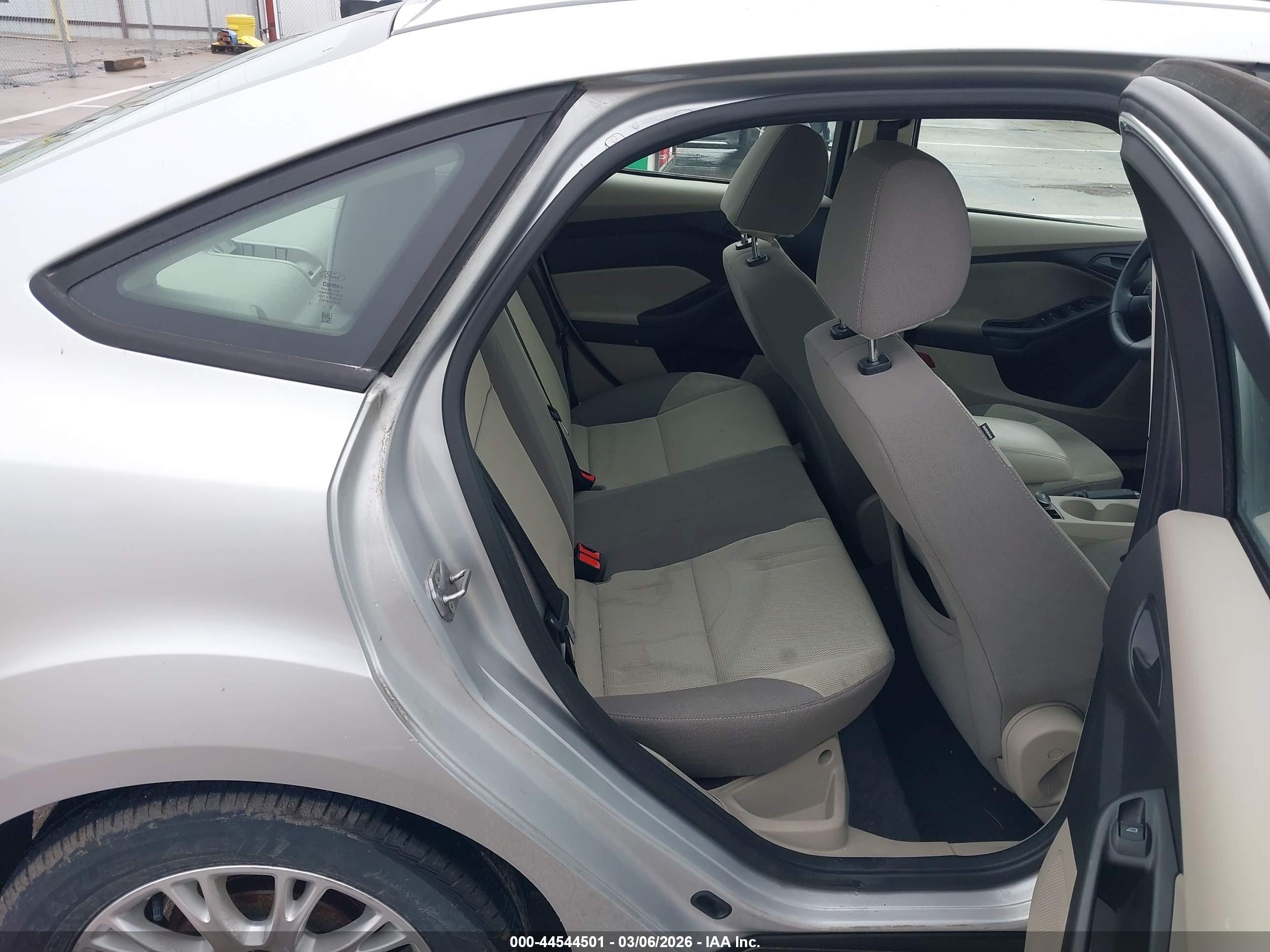 FORD FOCUS image 8