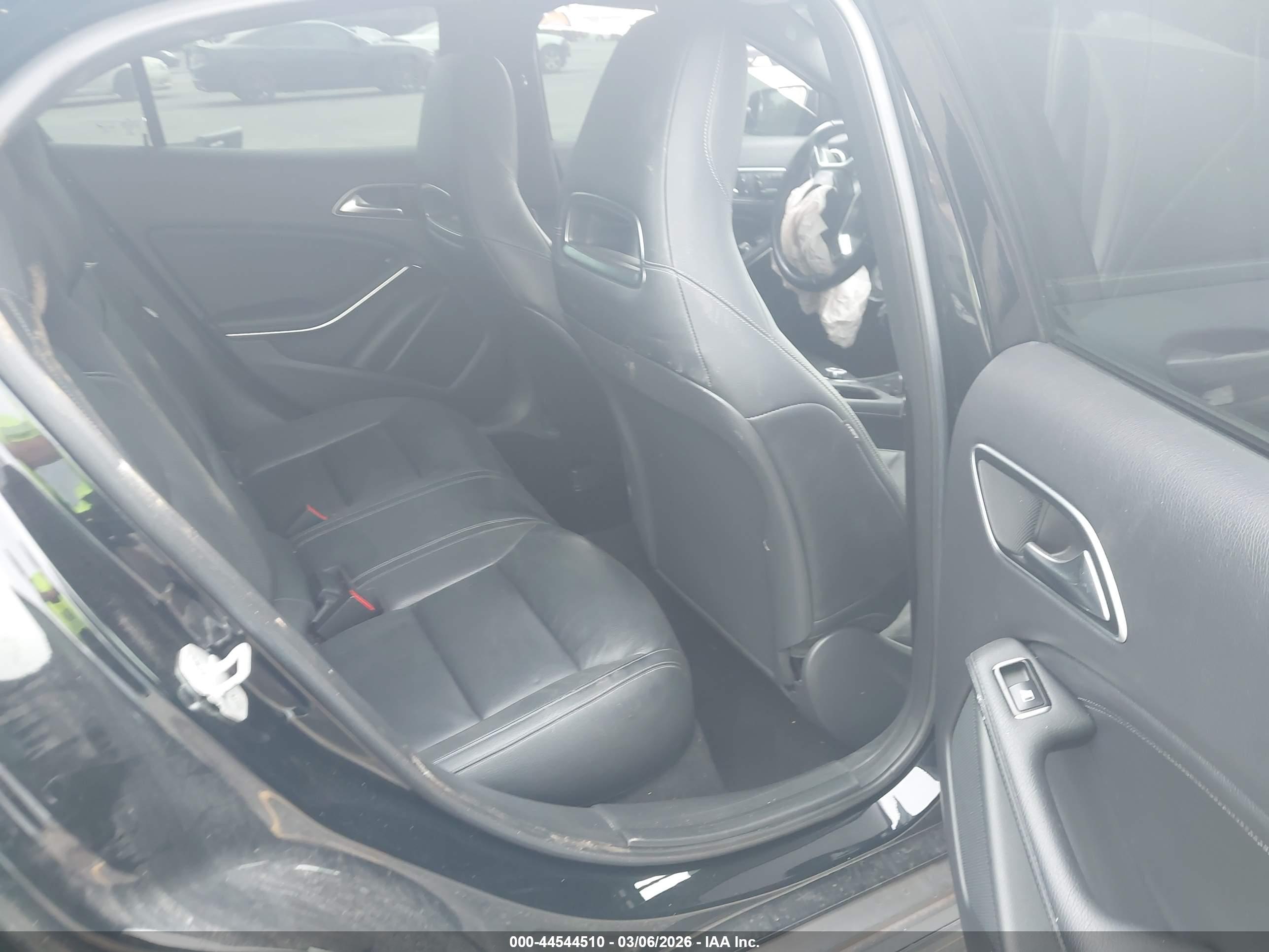MERCEDES-BENZ GLA image 8
