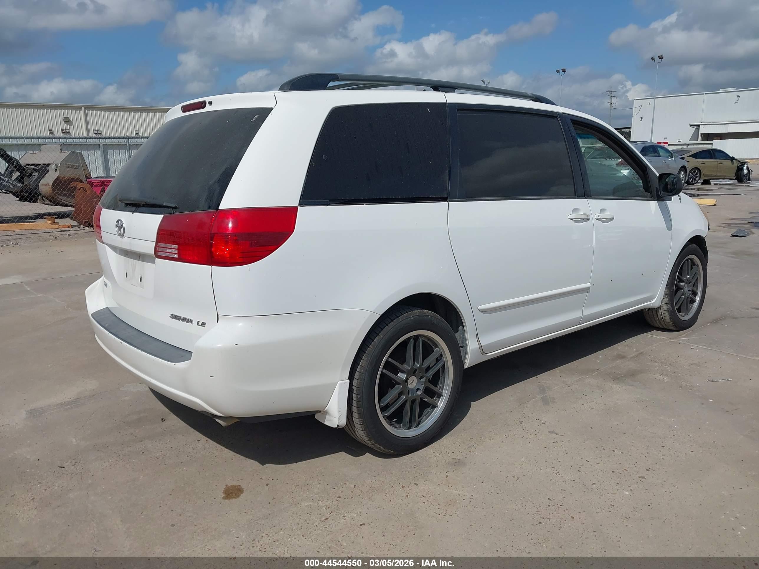 TOYOTA SIENNA image 4