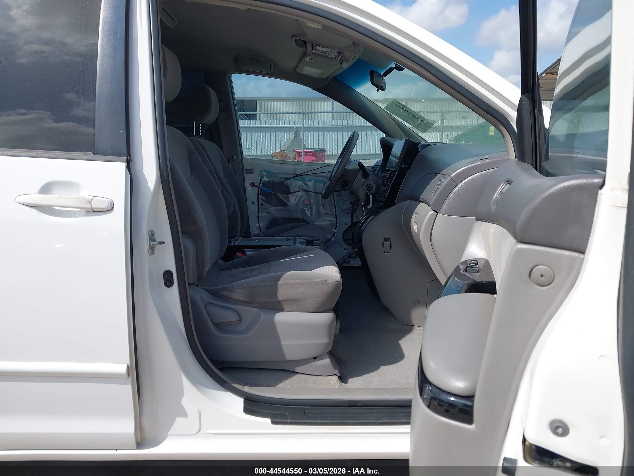 TOYOTA SIENNA image 5
