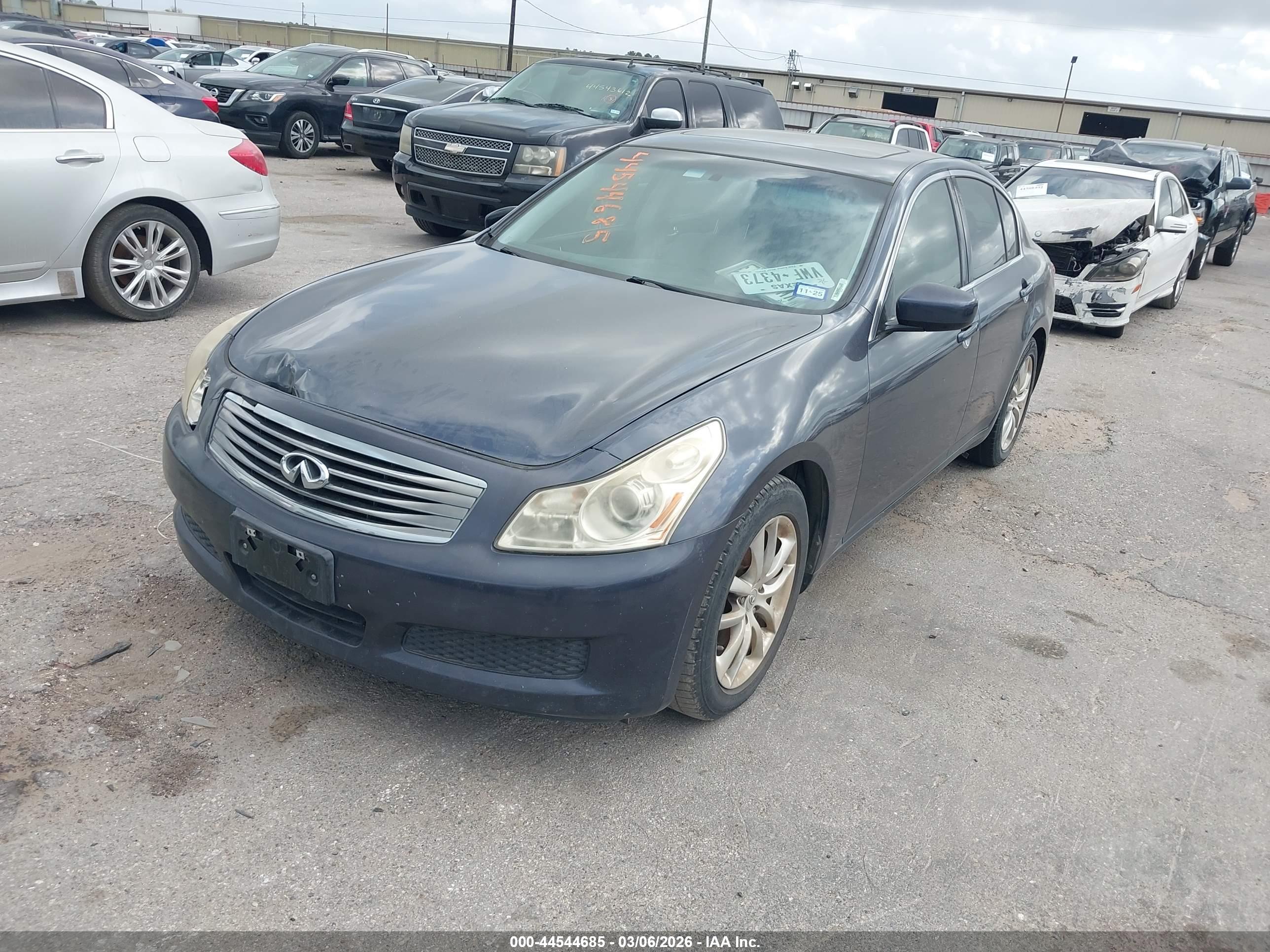 INFINITI G37 image 2