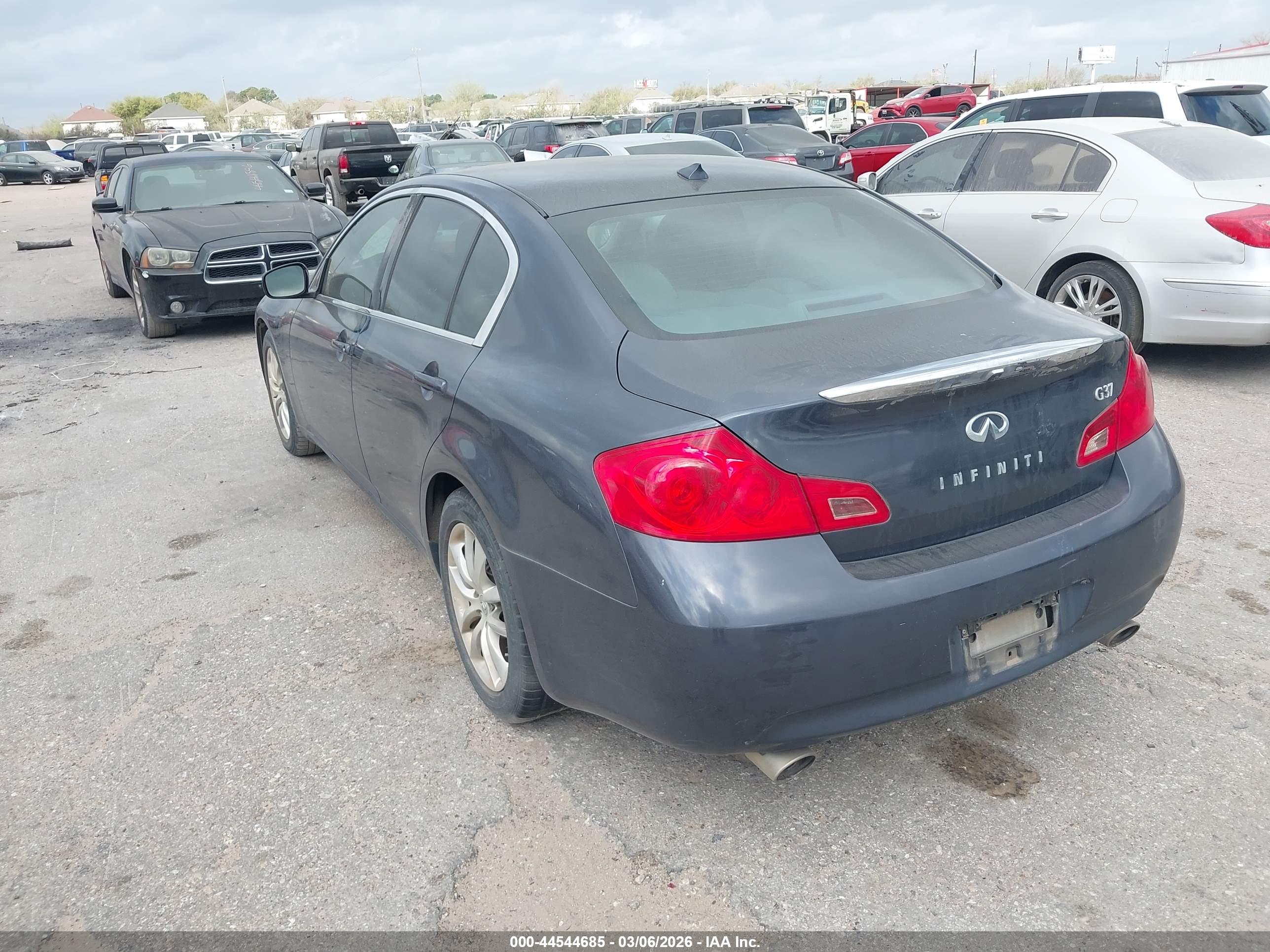 INFINITI G37 image 3