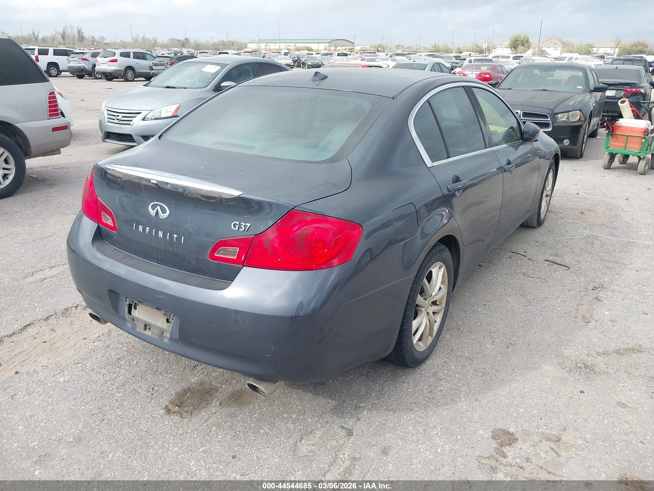 INFINITI G37 image 4