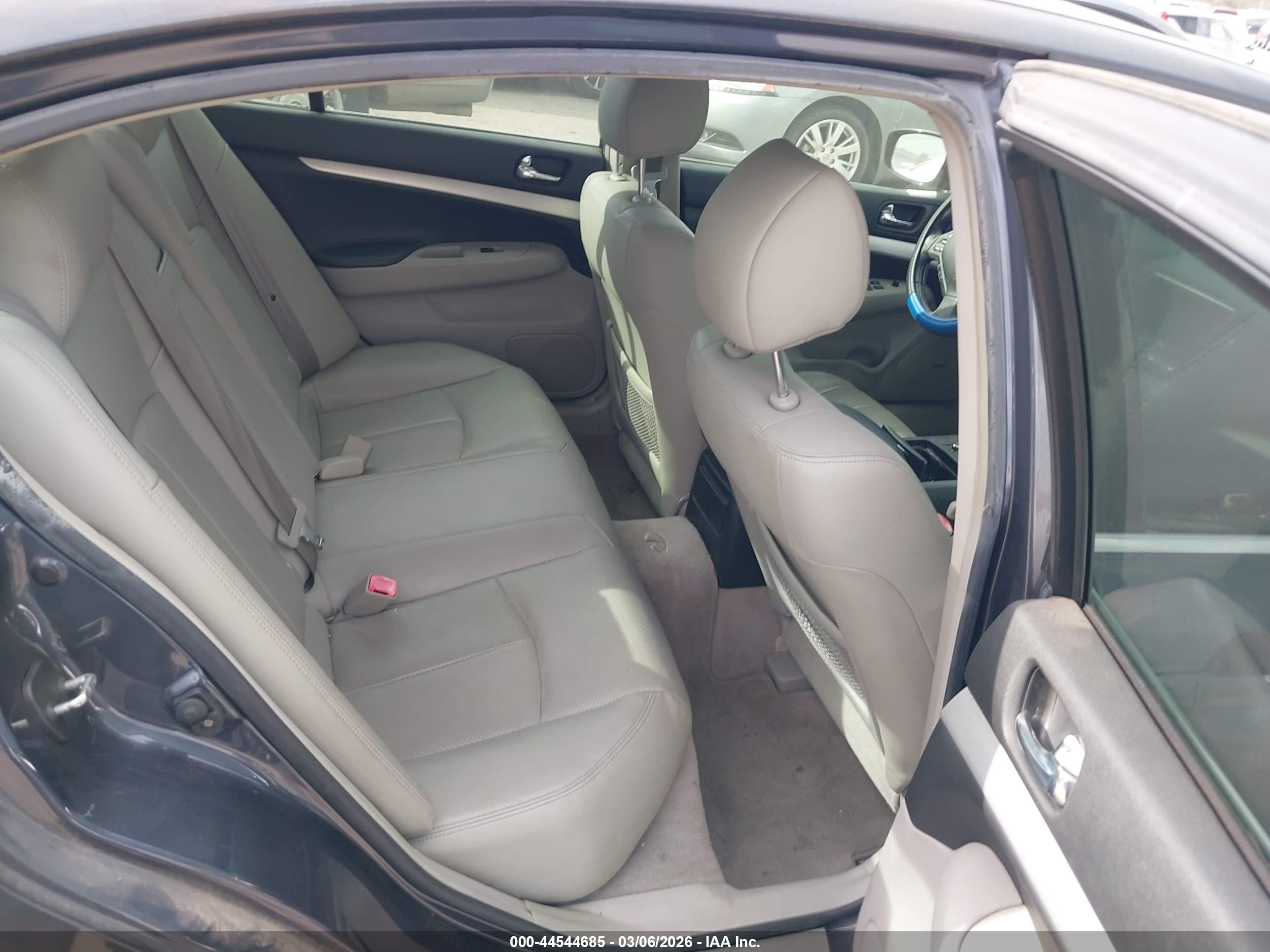 INFINITI G37 image 8