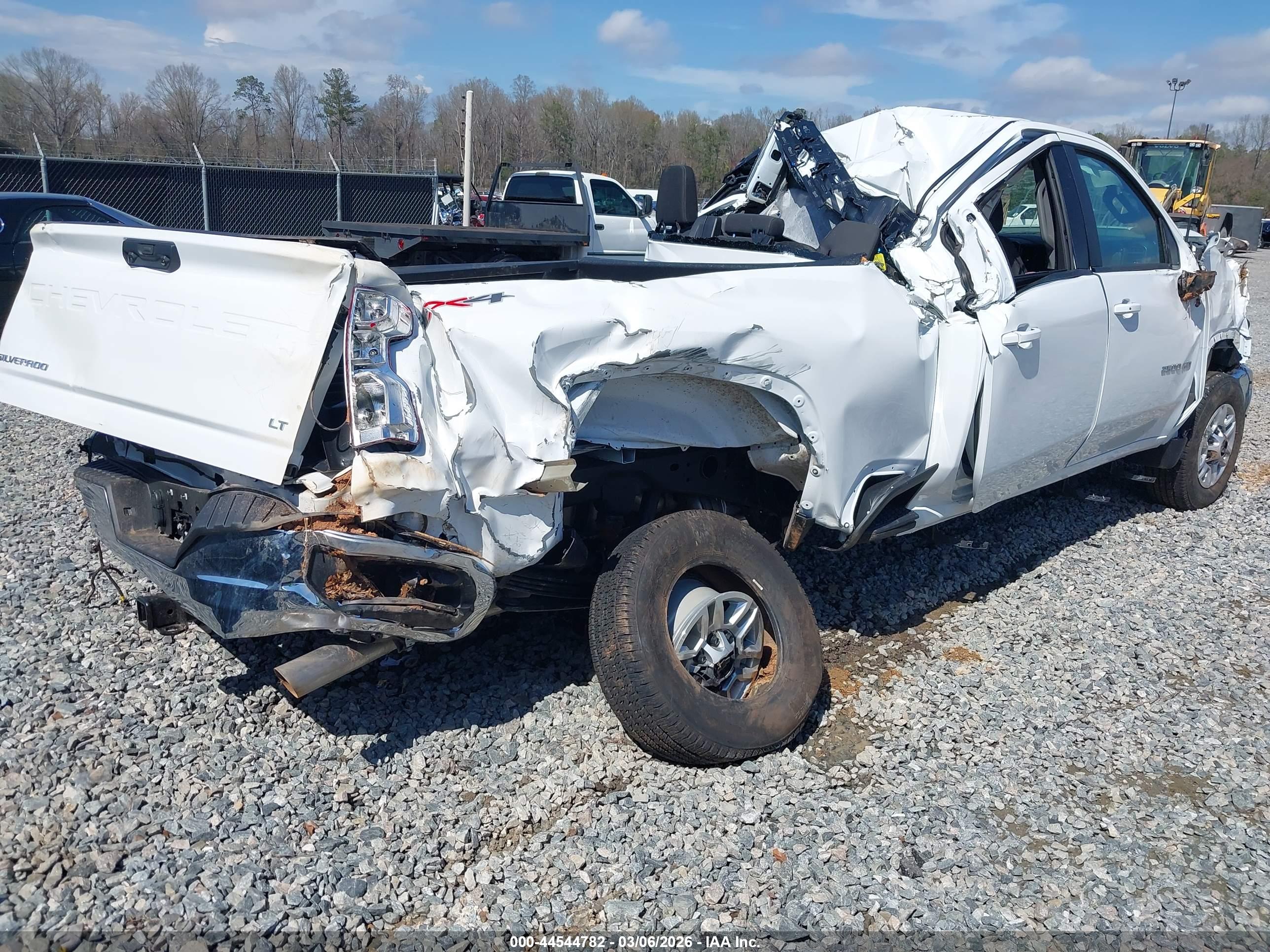 CHEVROLET SILVERADO image 4