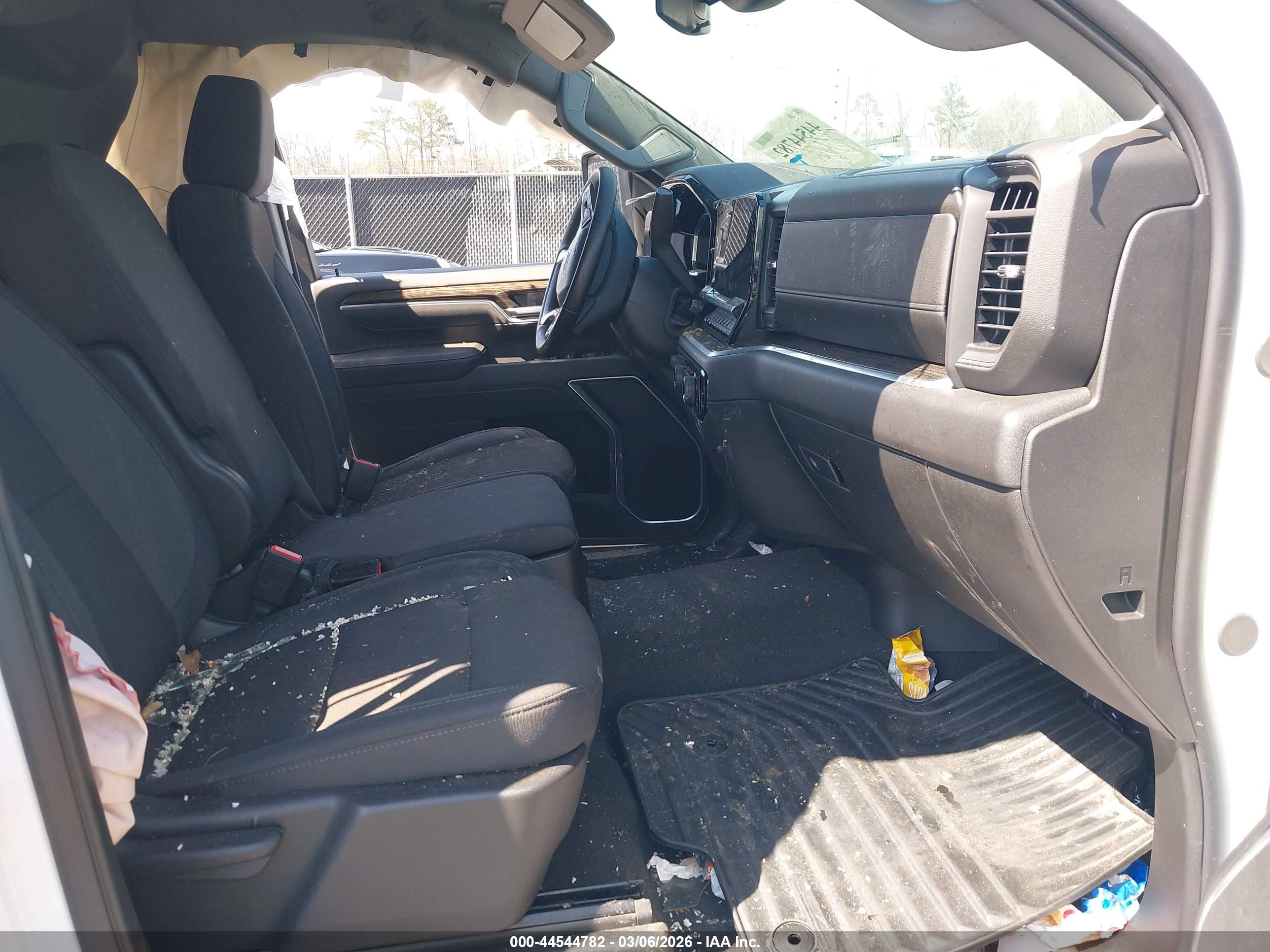CHEVROLET SILVERADO image 5